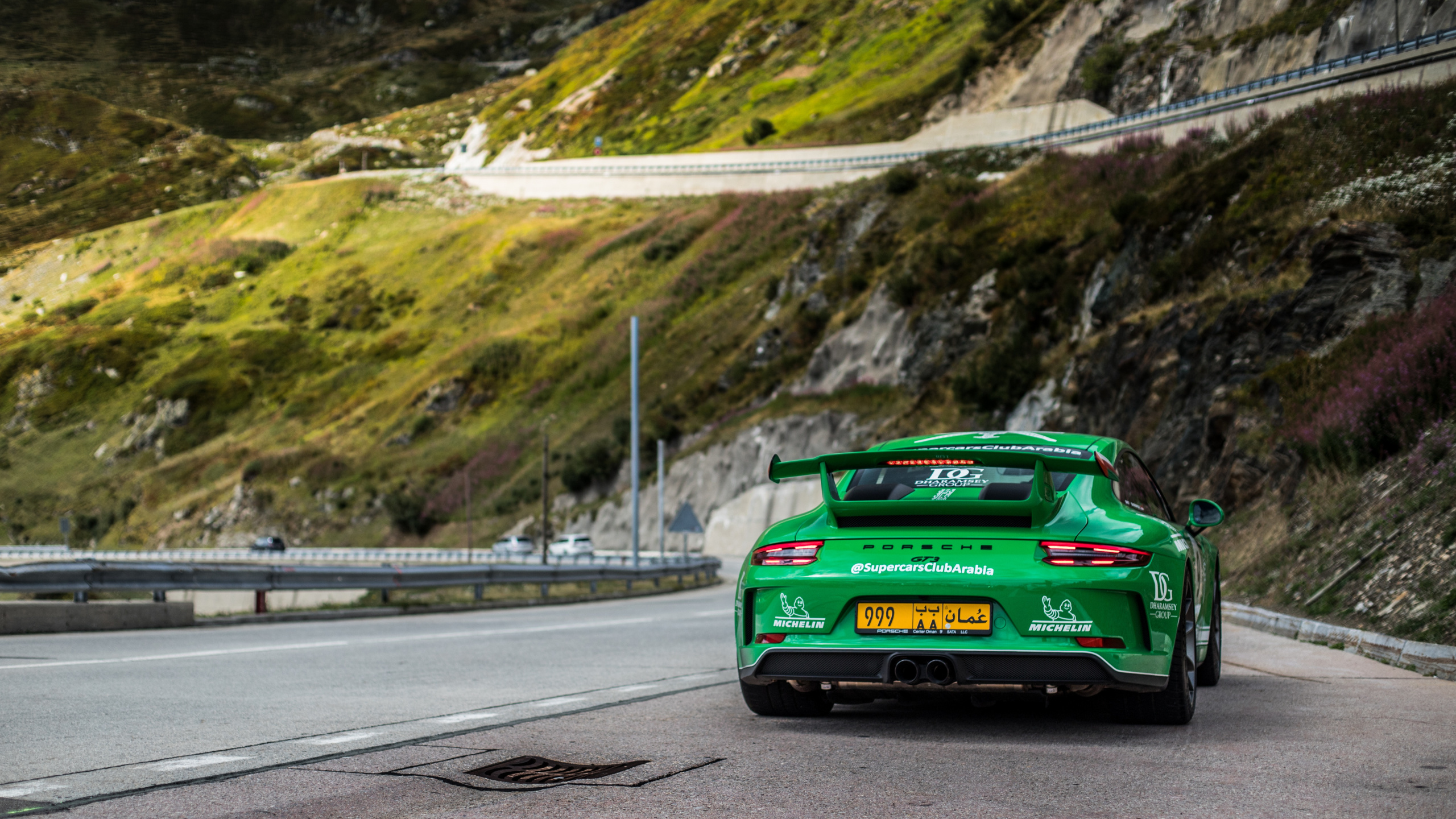 Porsche 911 Verde en la Carretera Durante el Día. Wallpaper in 2560x1440 Resolution