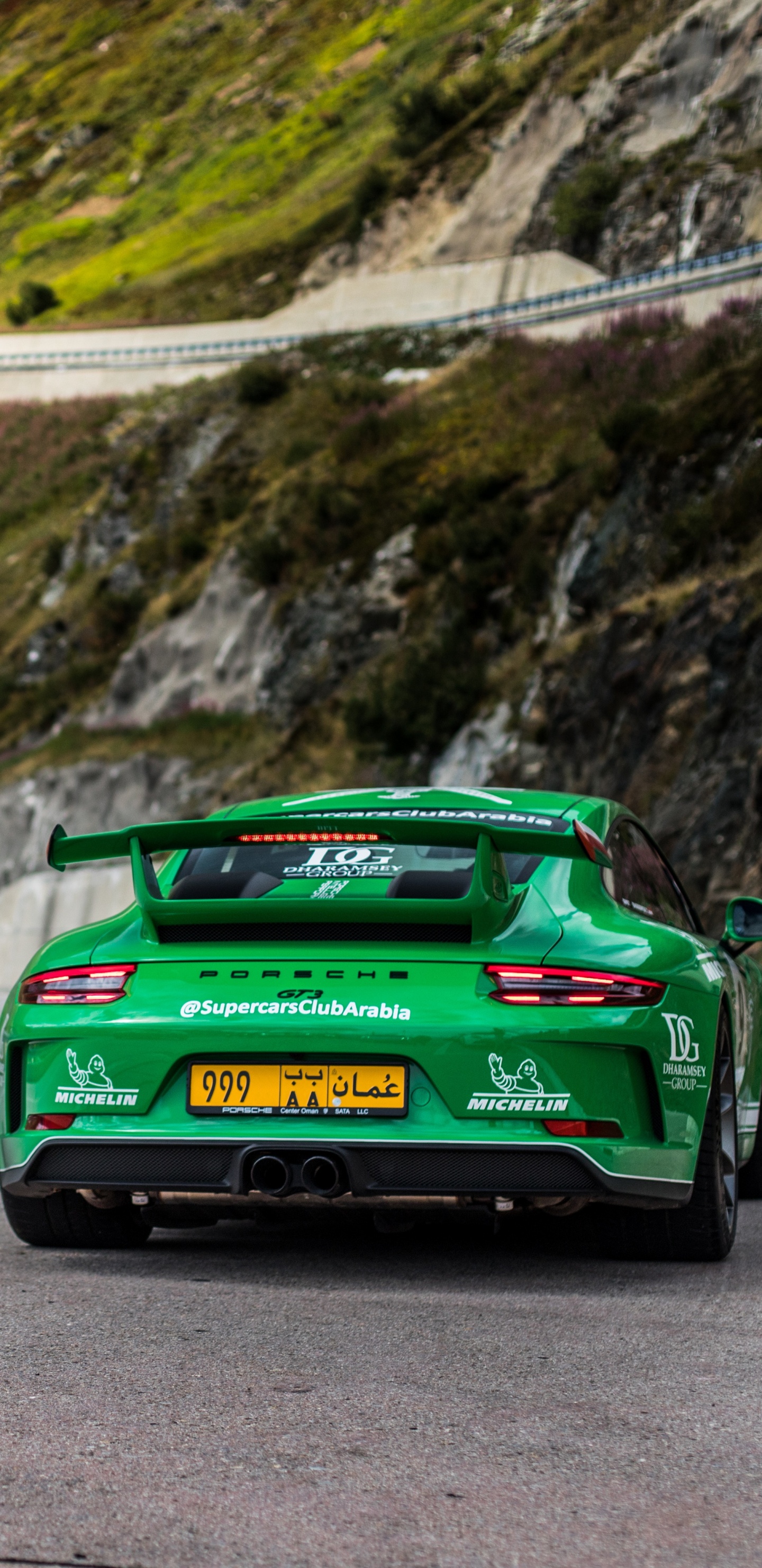 Porsche 911 Verte Sur Route Pendant la Journée. Wallpaper in 1440x2960 Resolution