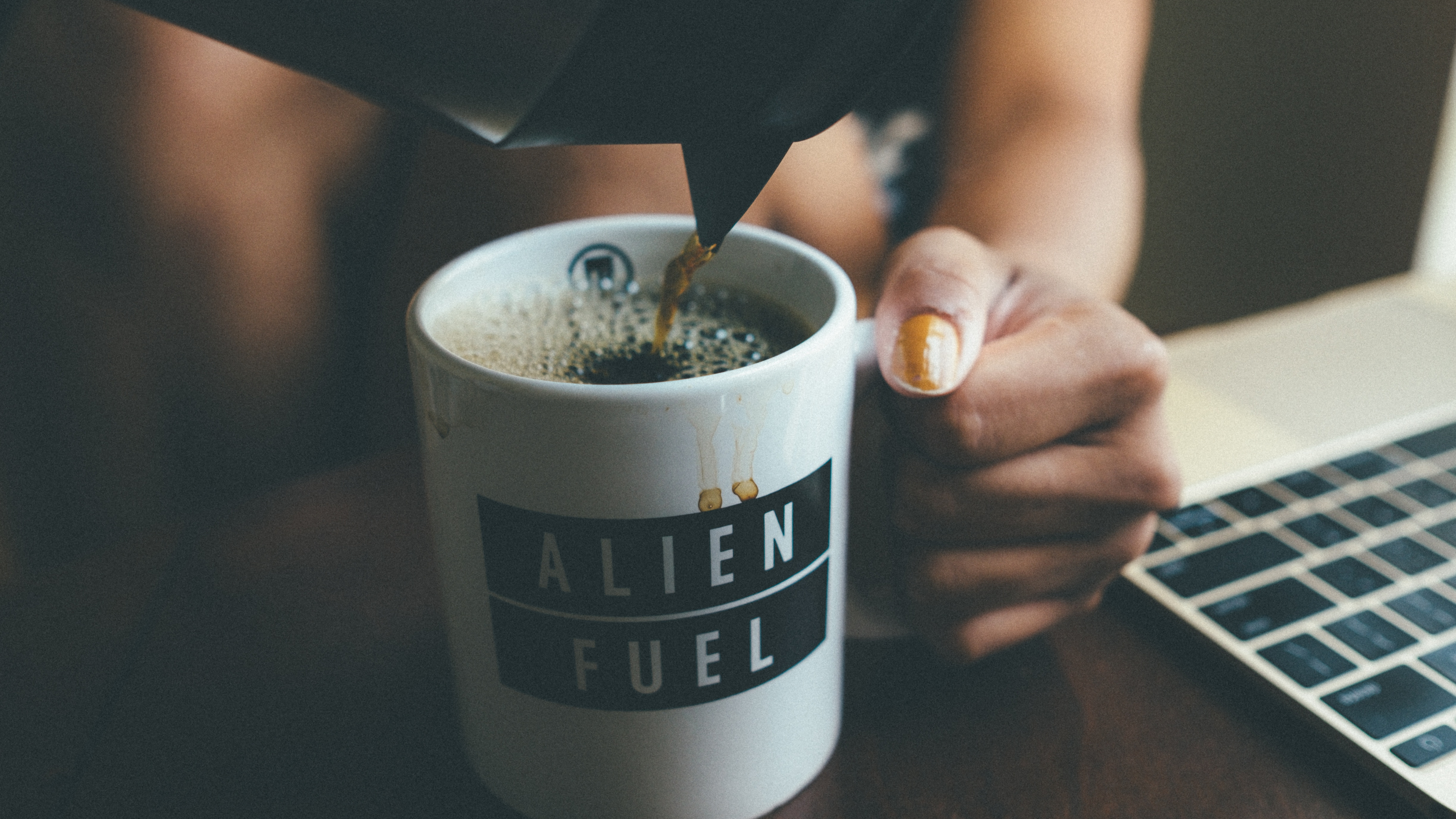 Person, Die Eine Weiße Und Schwarze Keramiktasse Mit Kaffee Hält. Wallpaper in 3840x2160 Resolution