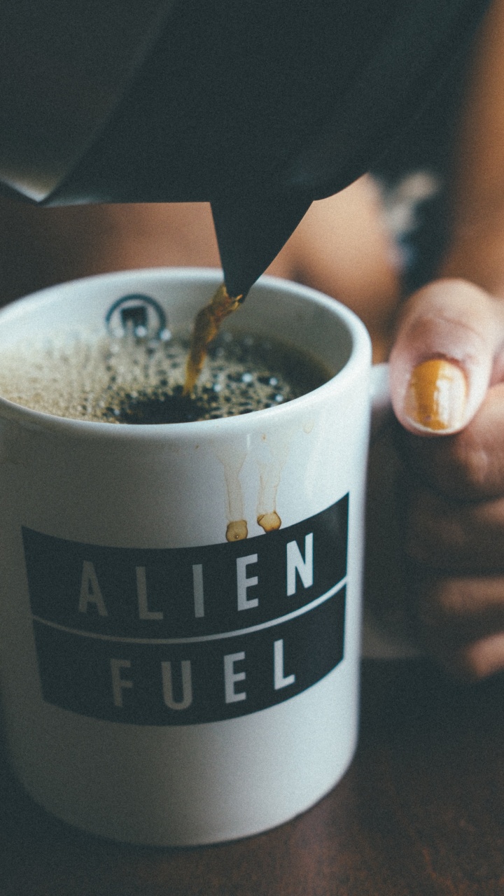 Person, Die Eine Weiße Und Schwarze Keramiktasse Mit Kaffee Hält. Wallpaper in 720x1280 Resolution