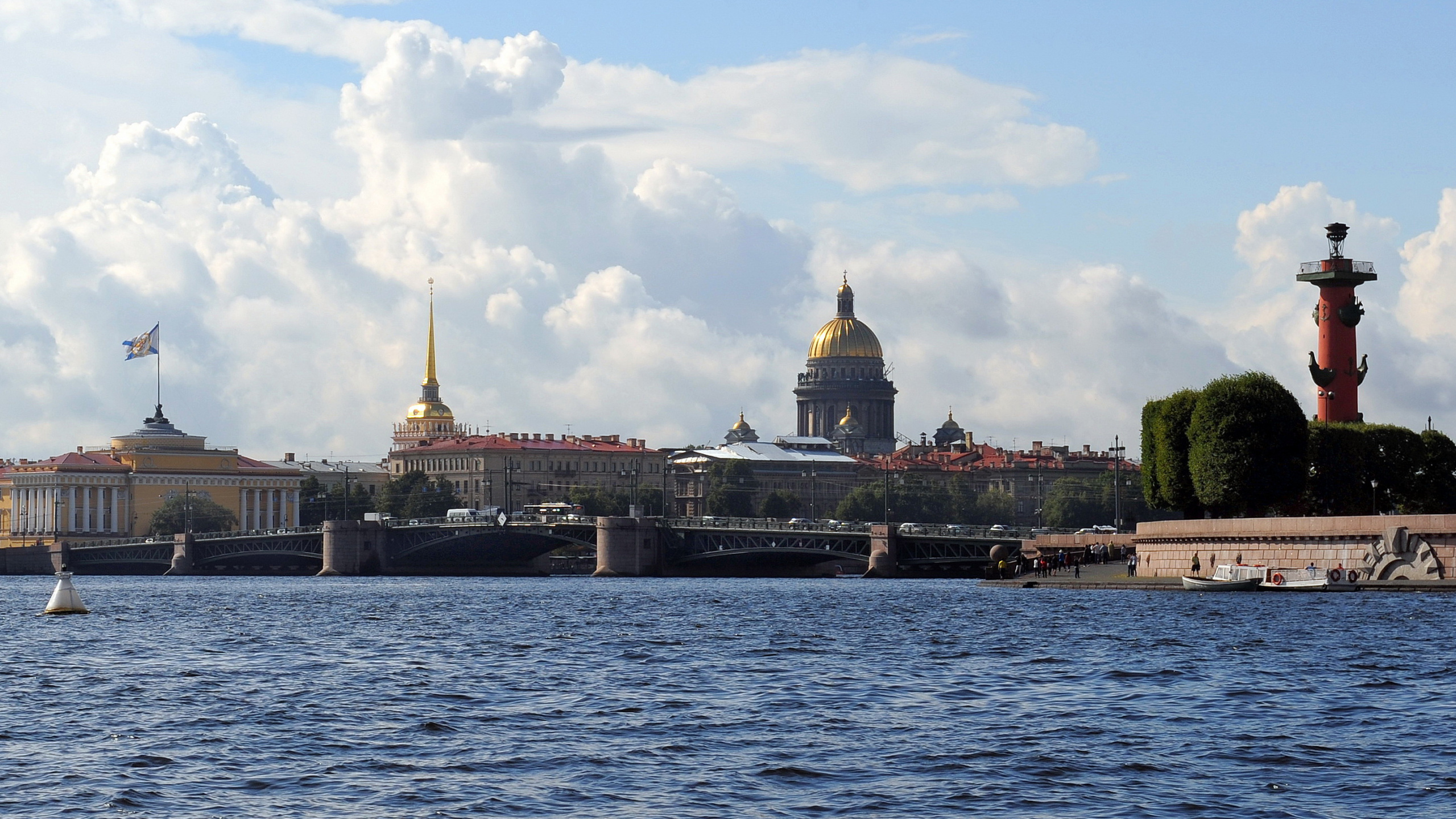 Brown Concrete Building Near Body of Water During Daytime. Wallpaper in 2560x1440 Resolution