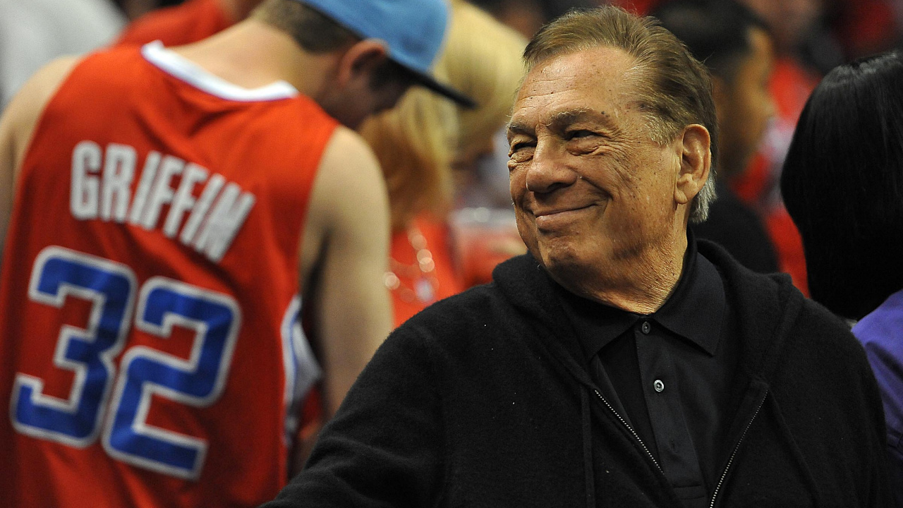 Homme en Chemise Jersey Nike Noir et Rouge. Wallpaper in 1280x720 Resolution