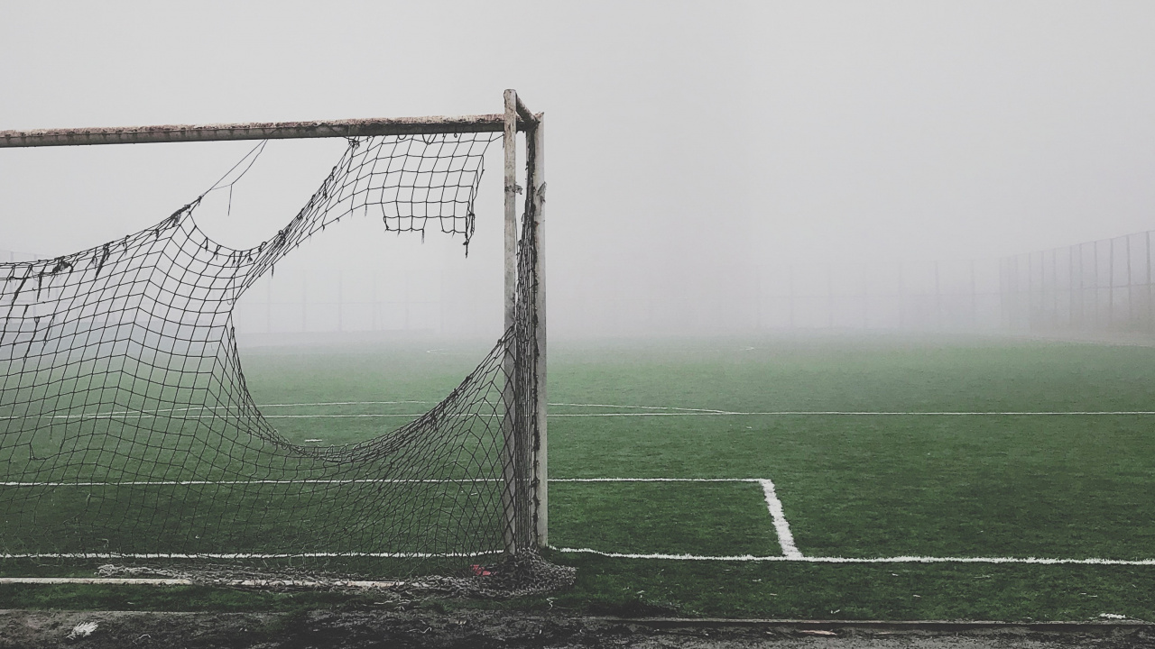 White Soccer Goal Net on Green Grass Field. Wallpaper in 1280x720 Resolution