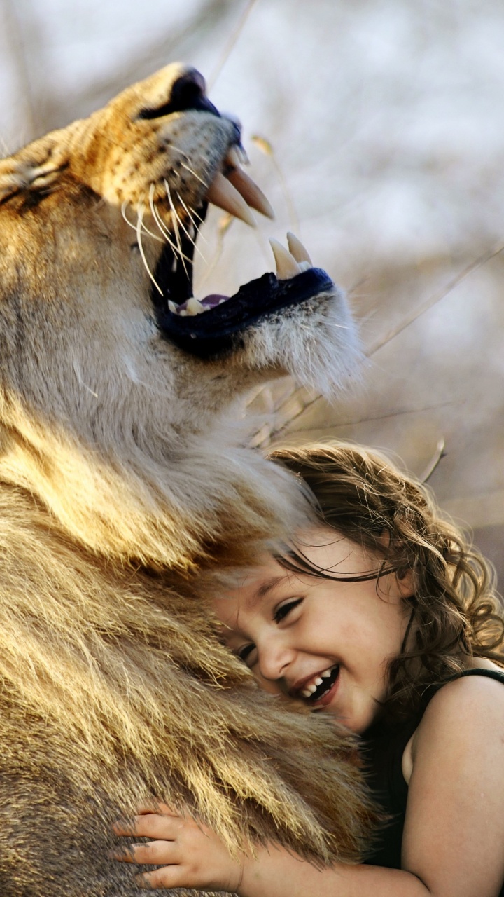 Femme en Chemise Marron à Côté du Lion. Wallpaper in 720x1280 Resolution