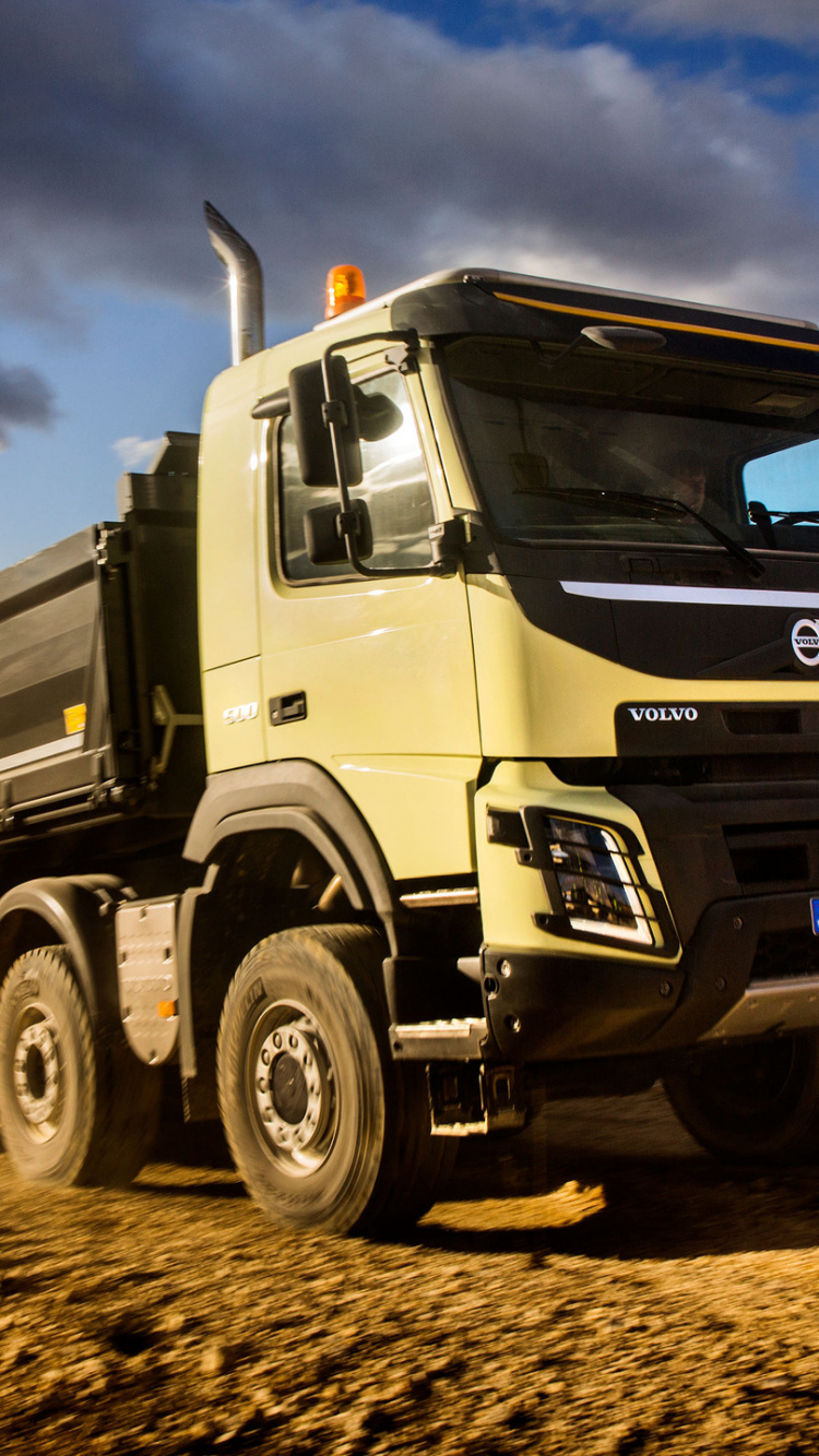 Weißer LKW Auf Braunem Sand Unter Weißen Wolken Tagsüber. Wallpaper in 750x1334 Resolution