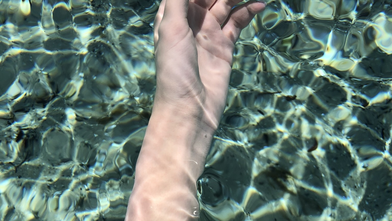 Agua, Cuerpo de Agua, Naturaleza, Humanos, Pierna. Wallpaper in 1280x720 Resolution