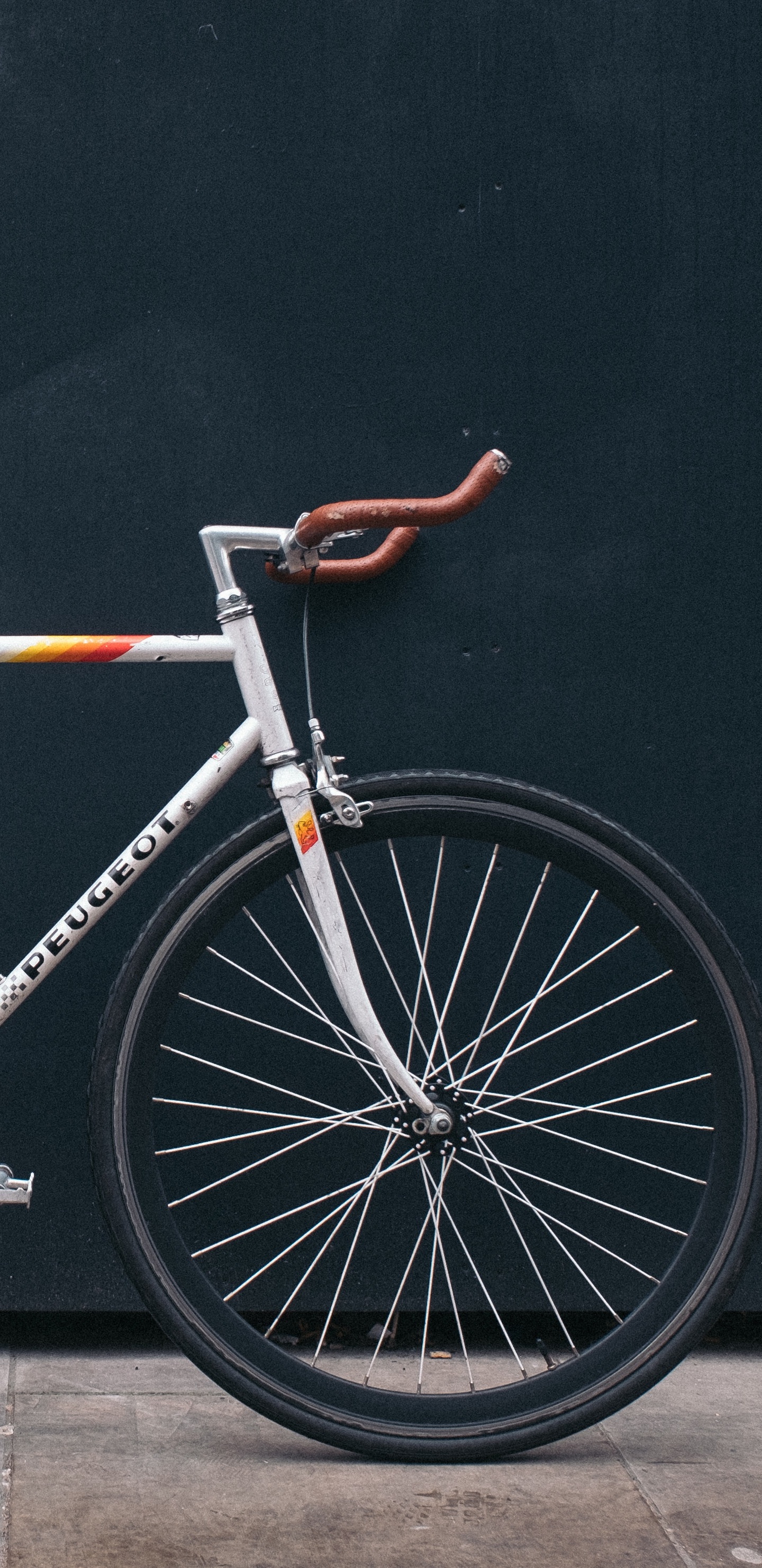 Bicicleta de Carretera Naranja y Negra. Wallpaper in 1440x2960 Resolution