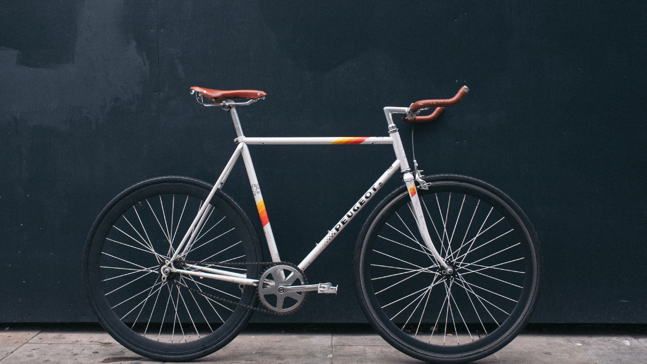 Orange and Black Road Bike. Wallpaper in 1280x720 Resolution