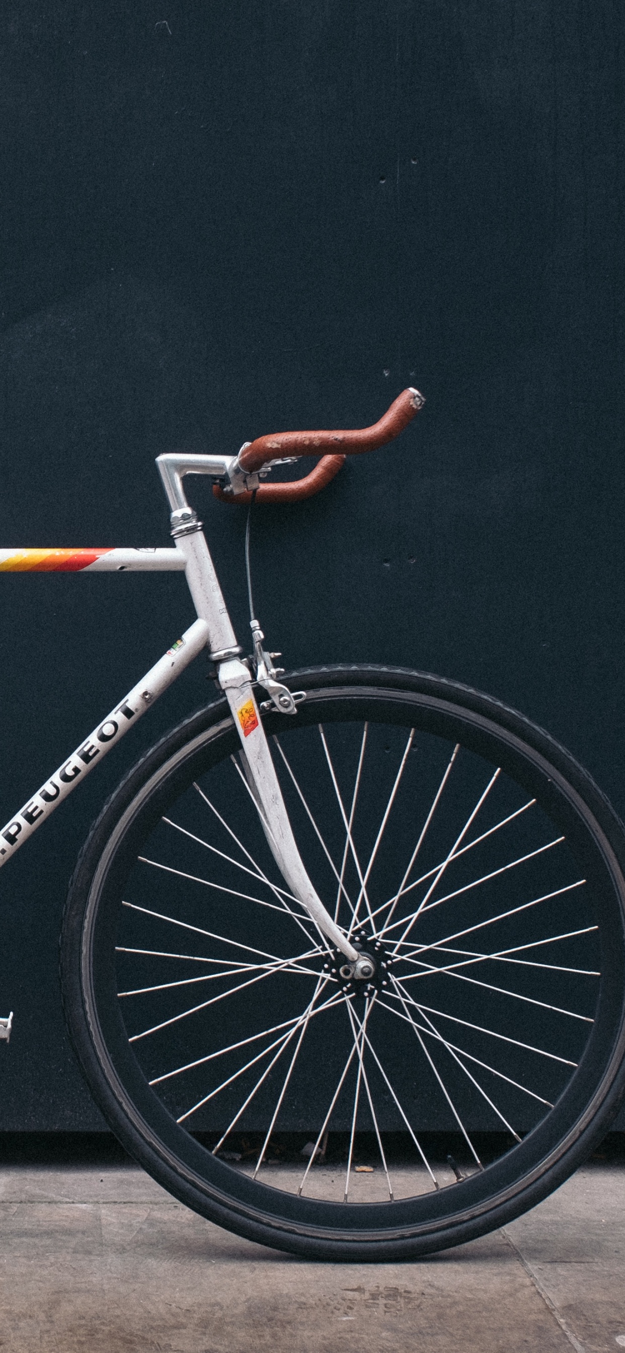 Orange-schwarzes Rennrad. Wallpaper in 1242x2688 Resolution