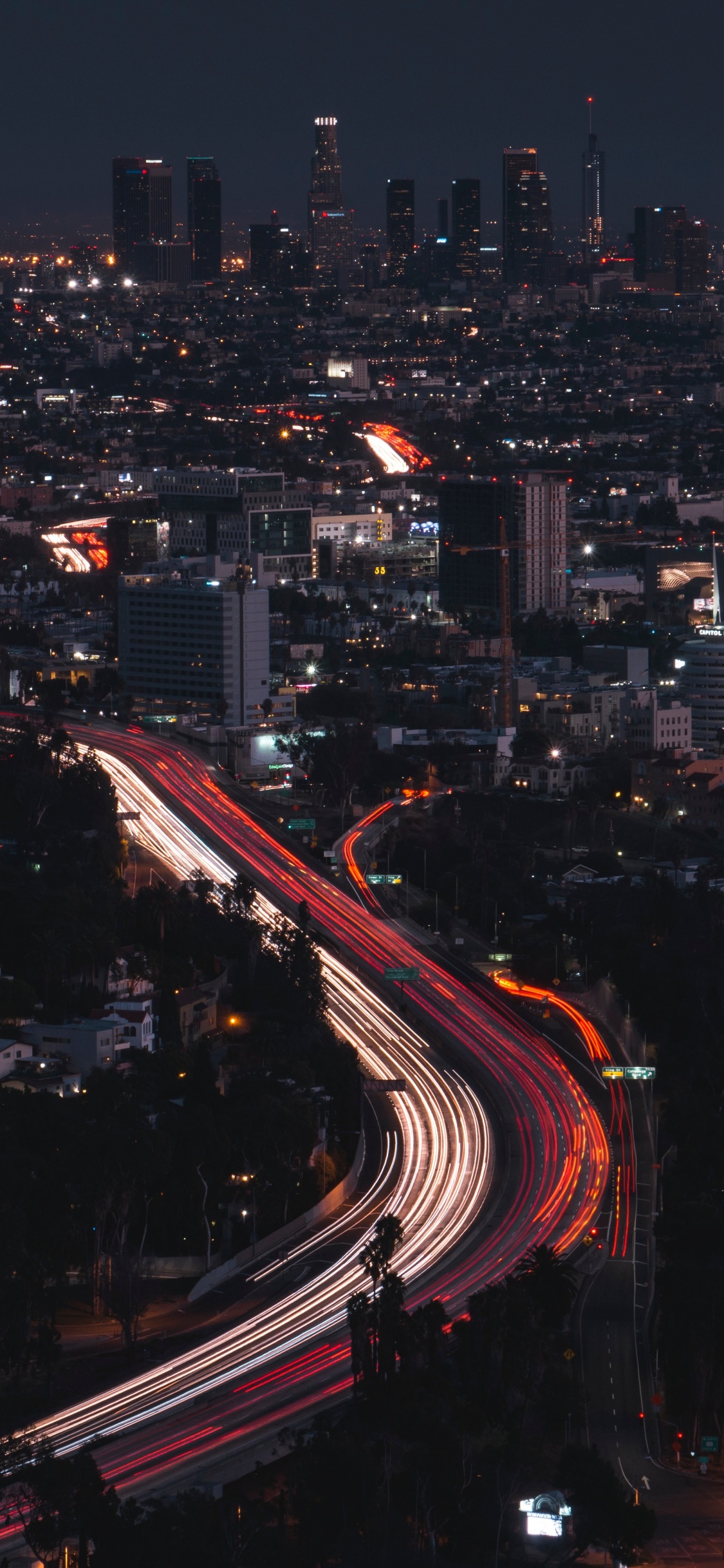 Fotografía de Lapso de Tiempo de la Ciudad Durante la Noche.. Wallpaper in 1125x2436 Resolution