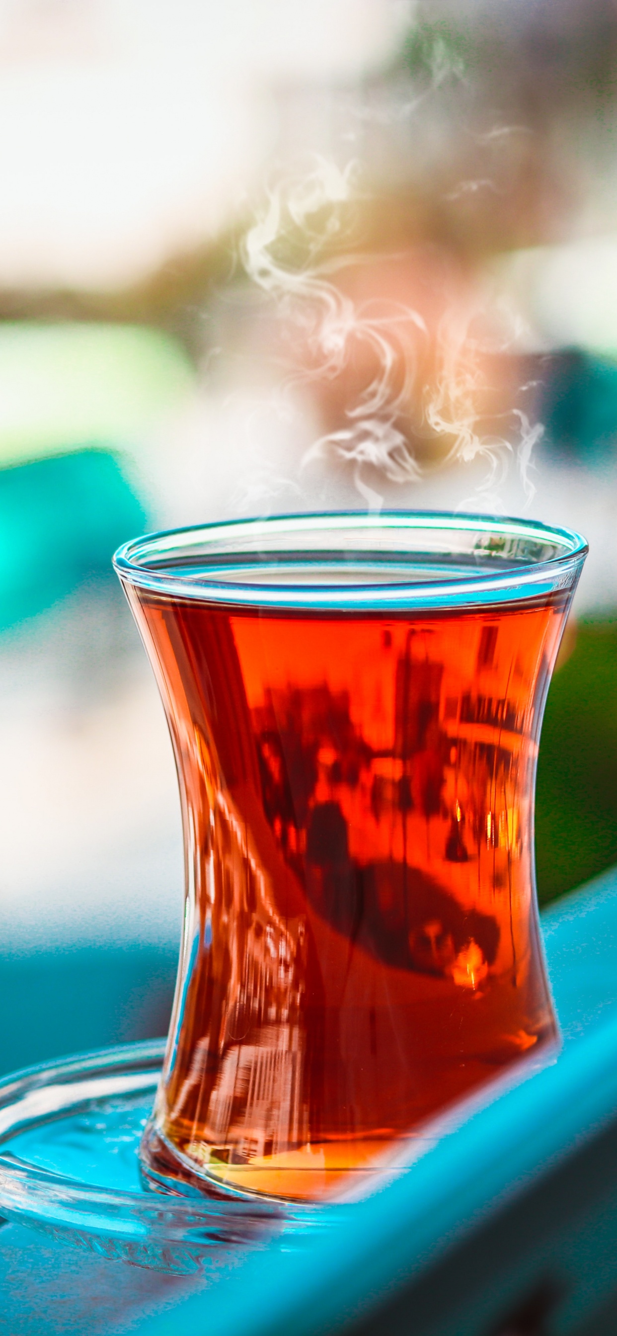 Klares Trinkglas Auf Blauer Motorhaube. Wallpaper in 1242x2688 Resolution