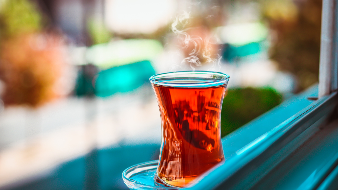 Vaso Transparente en el Capó Del Coche Azul. Wallpaper in 1366x768 Resolution