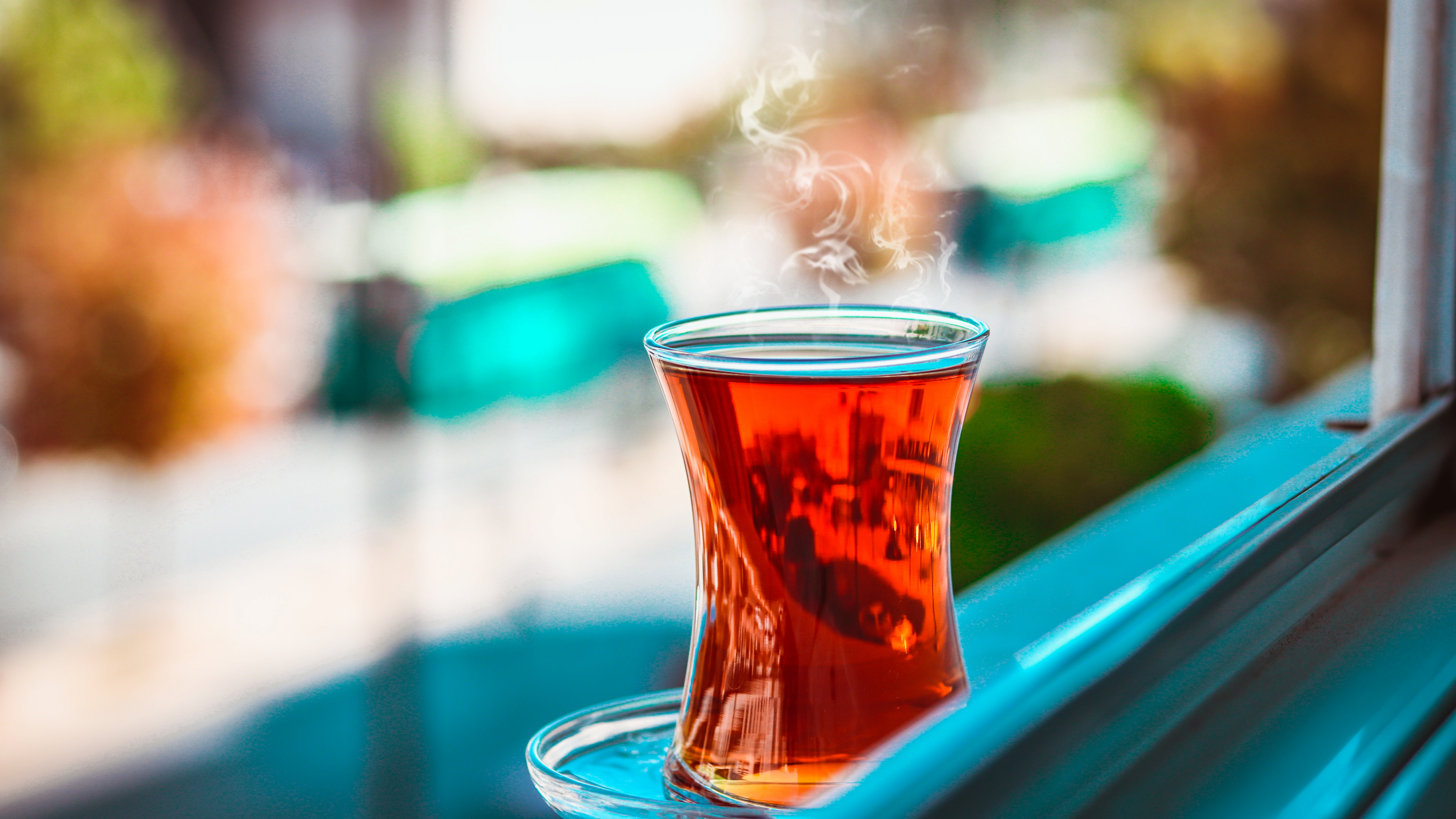 Vaso Transparente en el Capó Del Coche Azul. Wallpaper in 3840x2160 Resolution