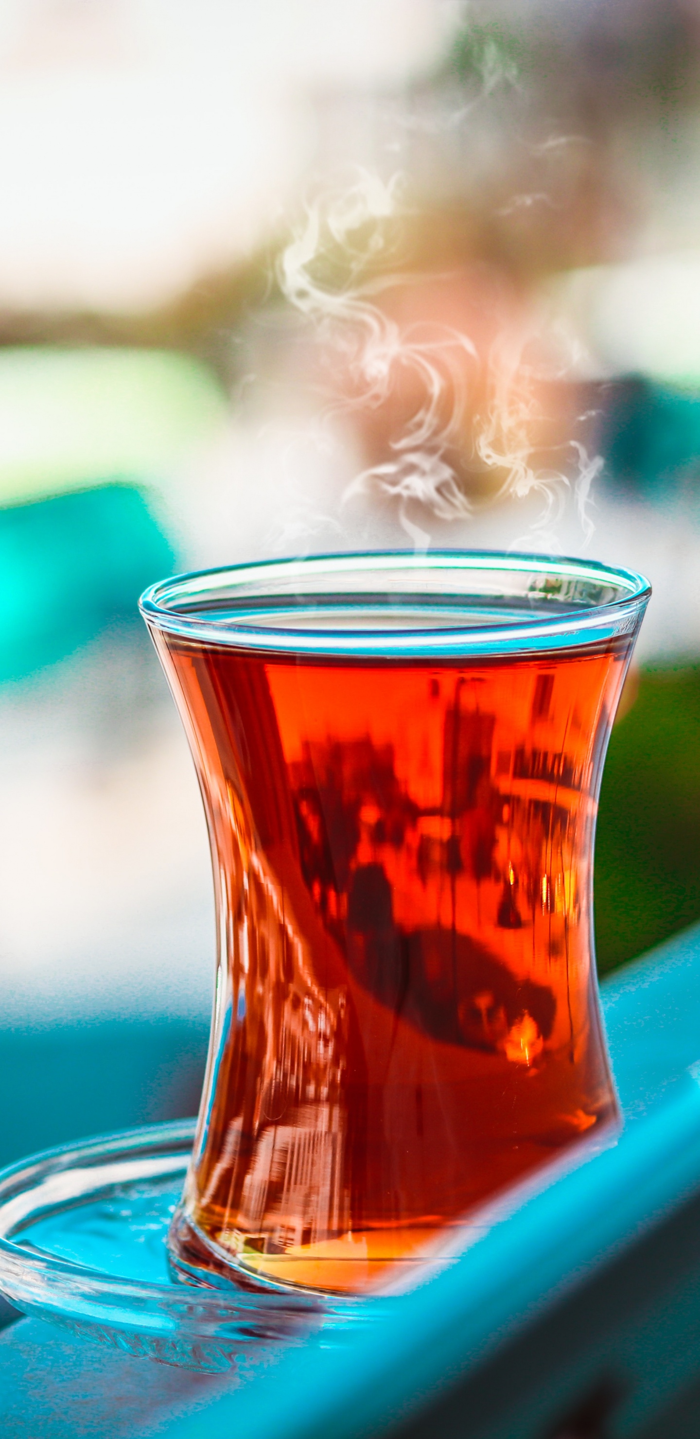 Verre à Boire Clair Sur Capot de Voiture Bleu. Wallpaper in 1440x2960 Resolution