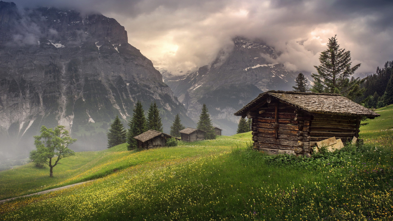 Casa de Madera Marrón en el Campo de Hierba Verde Cerca de la Montaña Bajo Nubes Blancas Durante el Día. Wallpaper in 1280x720 Resolution