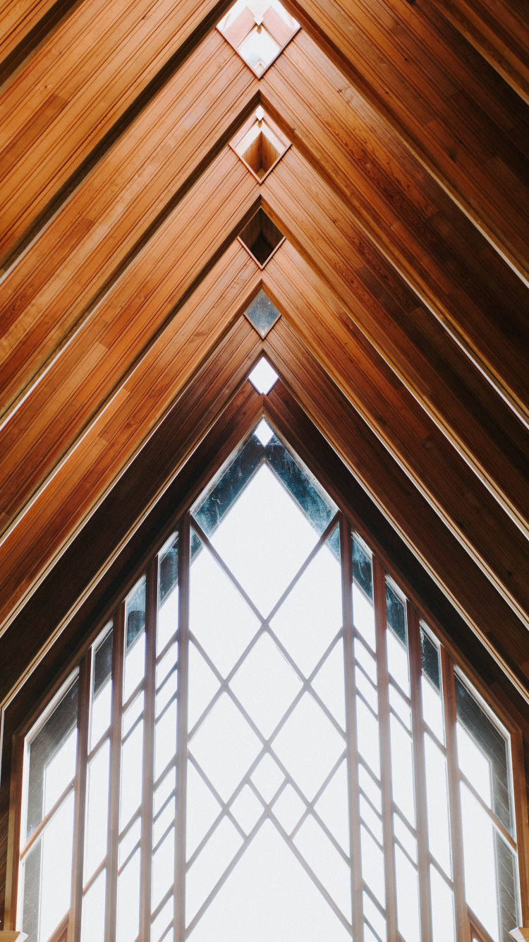 Braune Holzdecke Mit Glasfenstern. Wallpaper in 750x1334 Resolution
