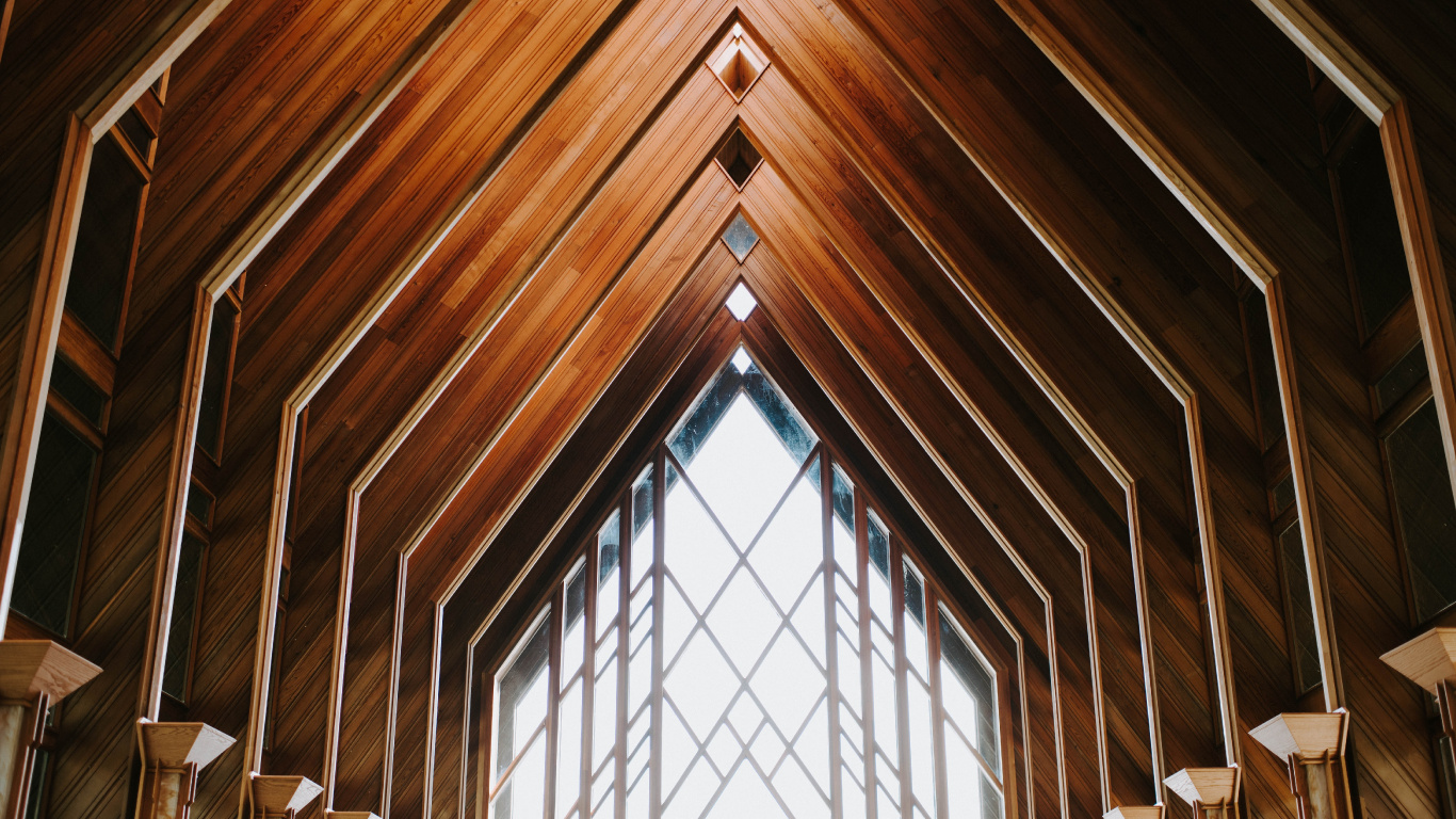 Plafond en Bois Marron Avec Vitres. Wallpaper in 1366x768 Resolution