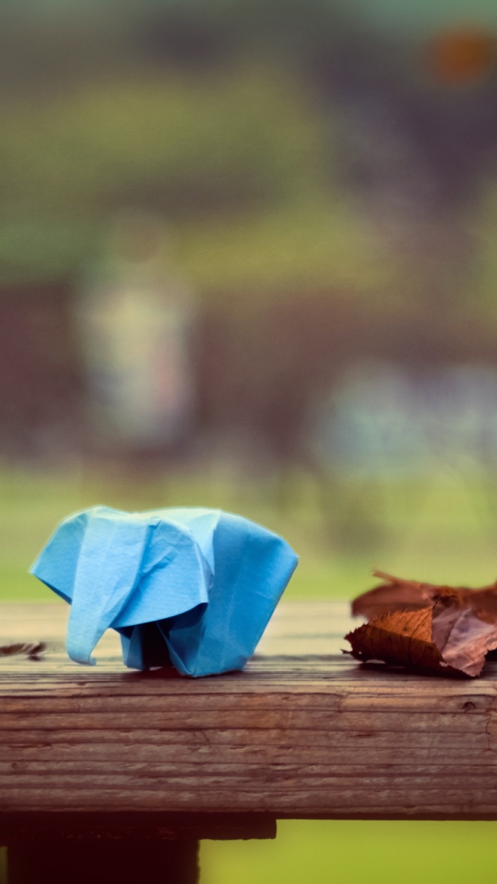 Textile Bleu Sur Banc en Bois Marron. Wallpaper in 720x1280 Resolution