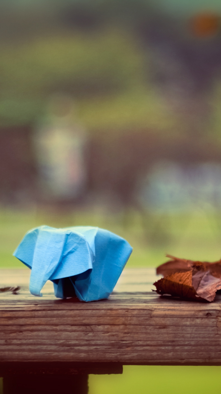 Textile Bleu Sur Banc en Bois Marron. Wallpaper in 750x1334 Resolution