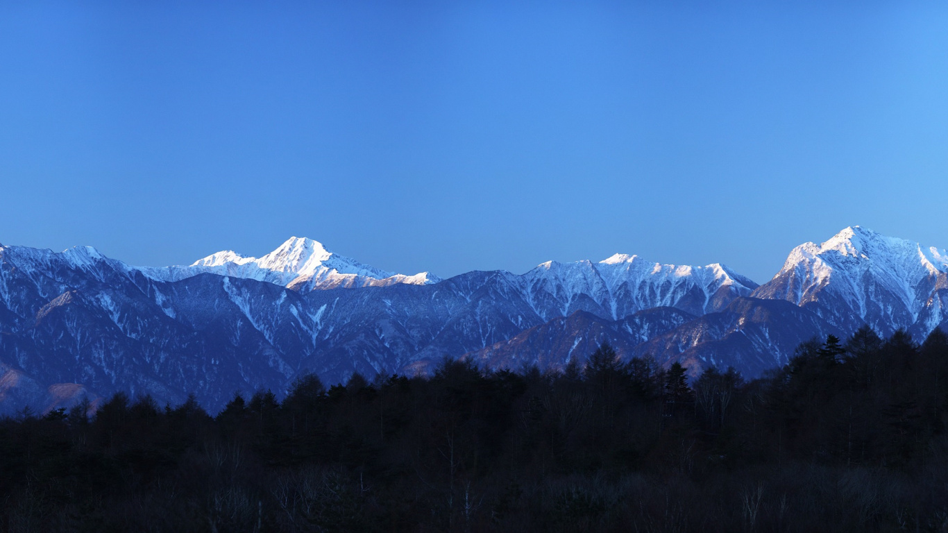Montaña Cubierta de Nieve Bajo un Cielo Azul Durante el Día. Wallpaper in 1366x768 Resolution