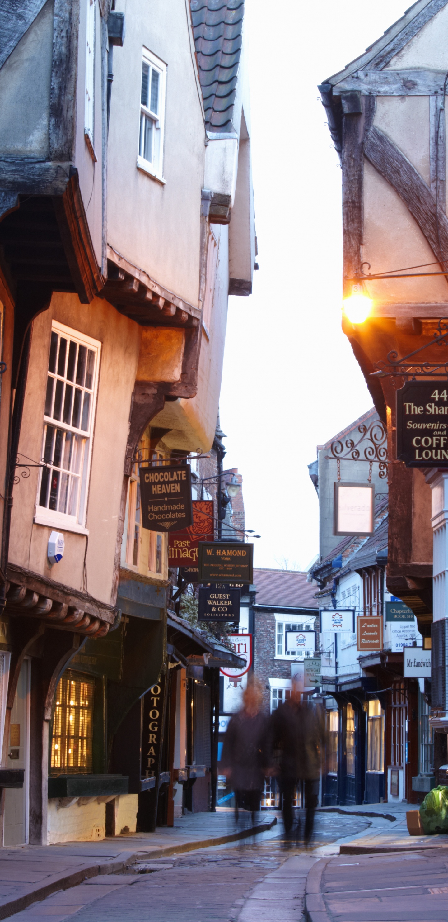 Menschen, Die Tagsüber Auf Der Straße Zwischen Gebäuden Gehen. Wallpaper in 1440x2960 Resolution