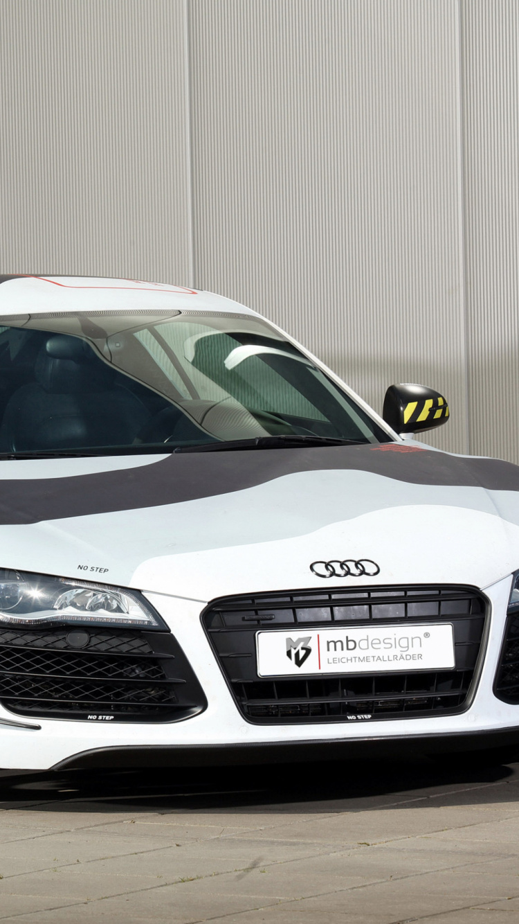 Weißer Und Schwarzer Porsche 911 Auf Braunem Holzboden Geparkt. Wallpaper in 750x1334 Resolution