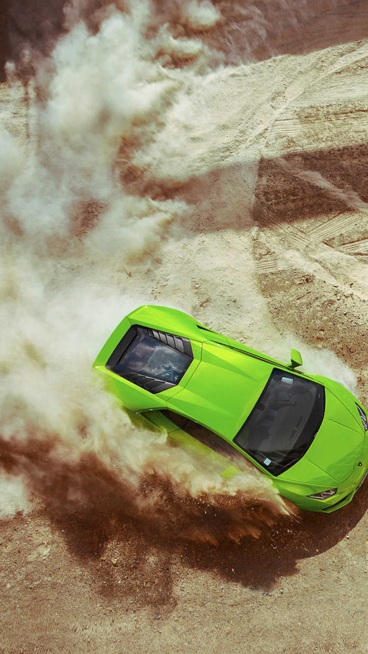 Voiture Verte et Noire Sur le Sable Brun. Wallpaper in 750x1334 Resolution