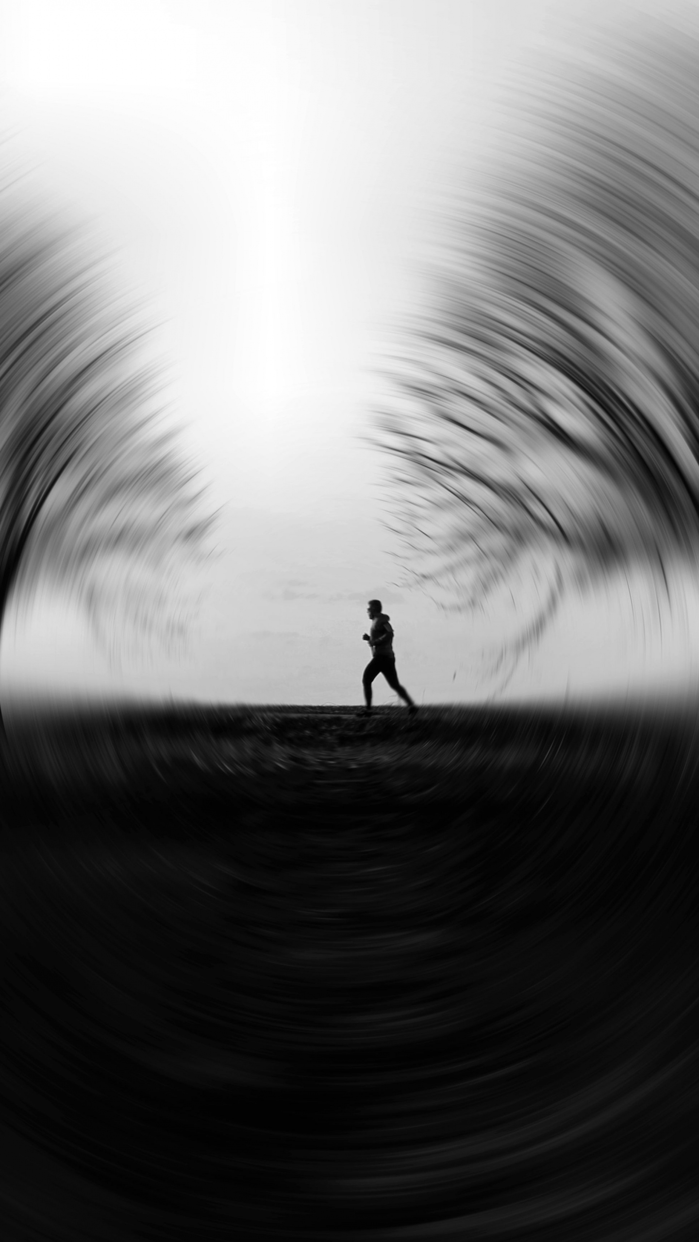 Silhouette Von 2 Personen, Die Tagsüber Auf Der Straße Gehen. Wallpaper in 1440x2560 Resolution