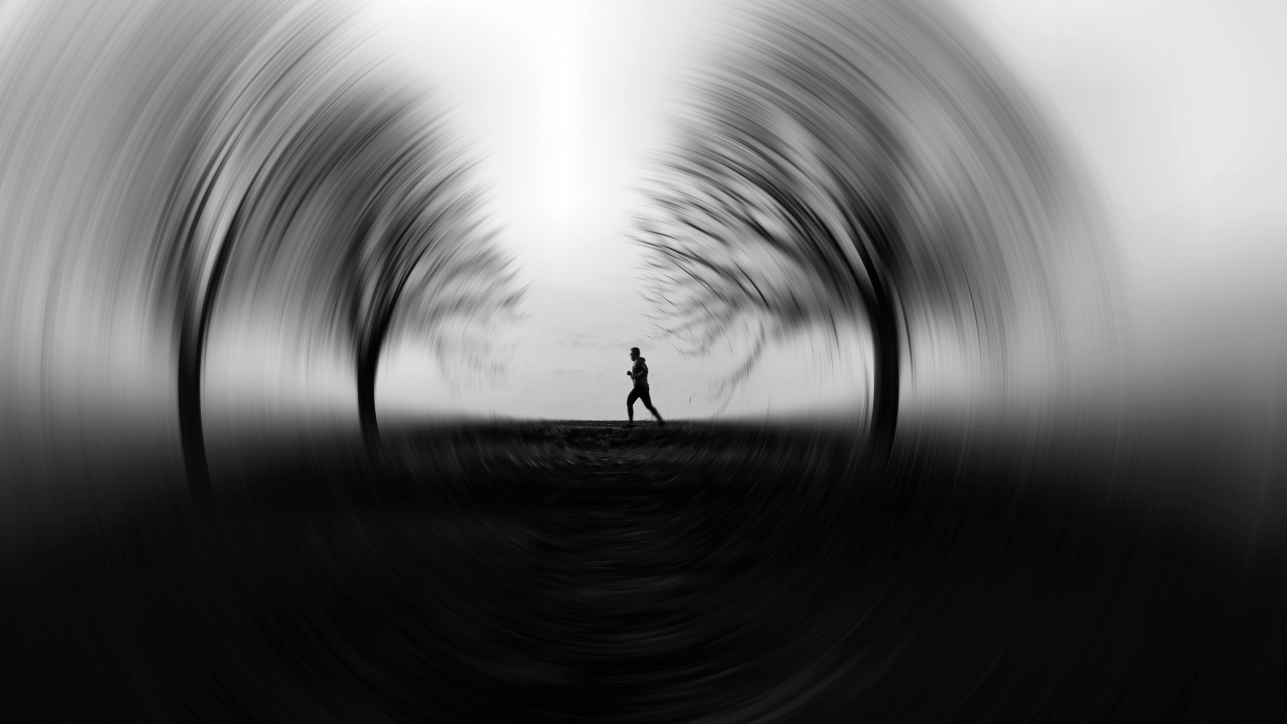 Silhouette Von 2 Personen, Die Tagsüber Auf Der Straße Gehen. Wallpaper in 2560x1440 Resolution