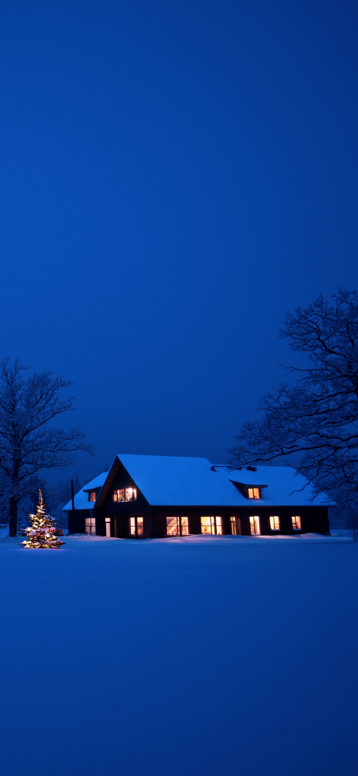 Braunes Holzhaus Auf Schneebedecktem Boden Während Der Nacht. Wallpaper in 1242x2688 Resolution