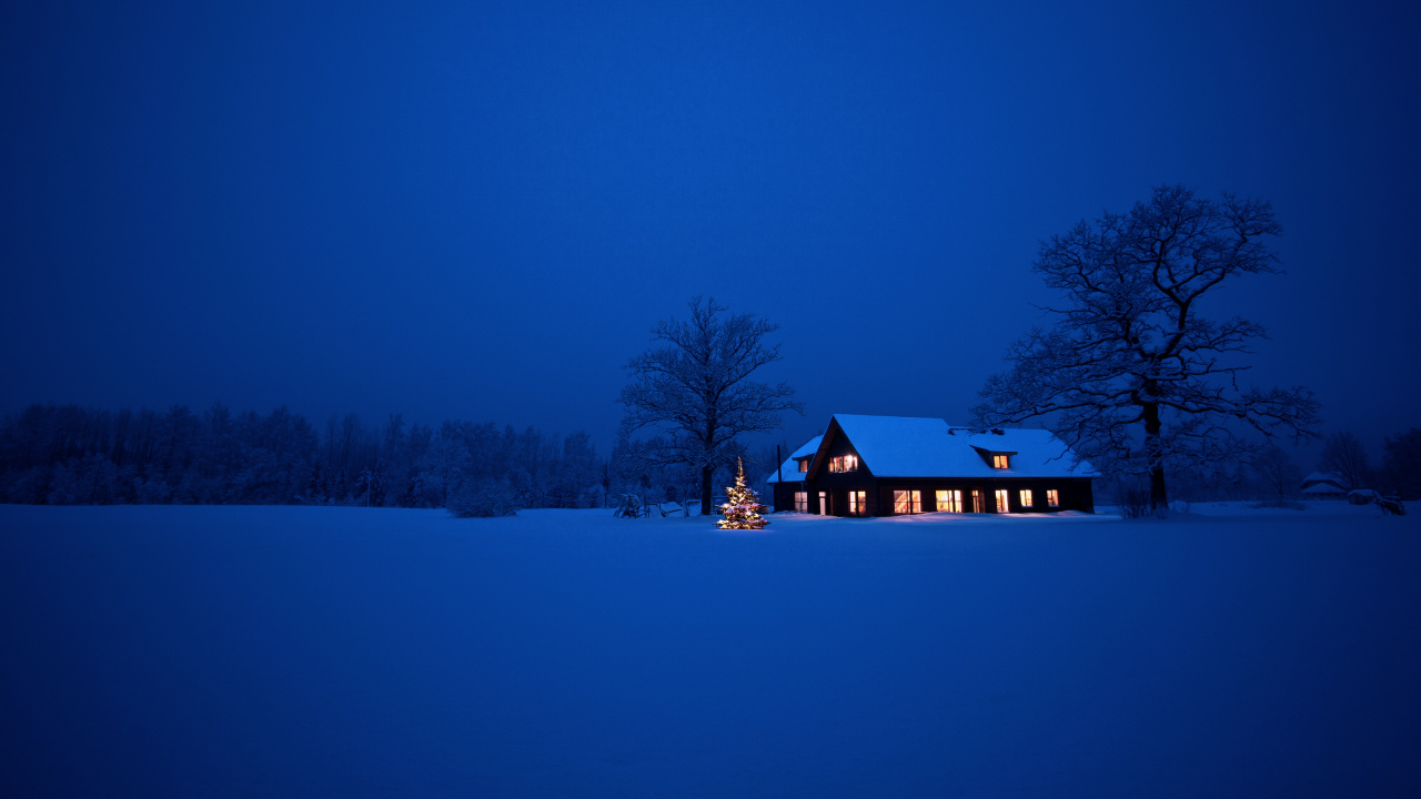Braunes Holzhaus Auf Schneebedecktem Boden Während Der Nacht. Wallpaper in 1280x720 Resolution