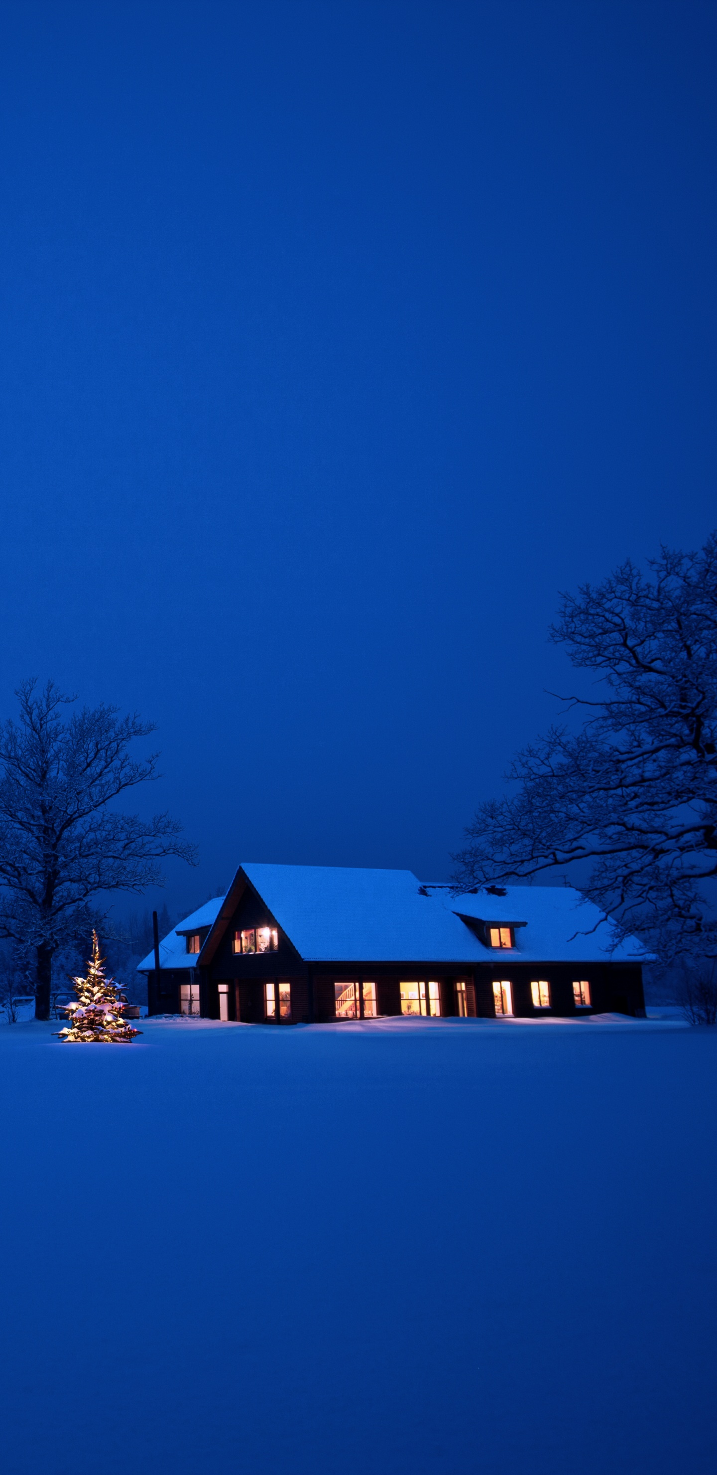 Braunes Holzhaus Auf Schneebedecktem Boden Während Der Nacht. Wallpaper in 1440x2960 Resolution
