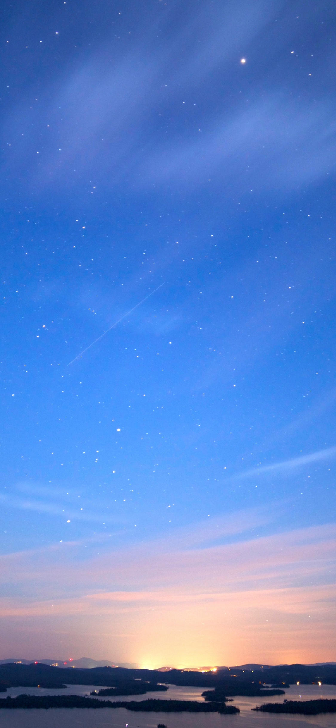 Silhouette de Montagne Sous Ciel Bleu Pendant le Coucher du Soleil. Wallpaper in 1125x2436 Resolution