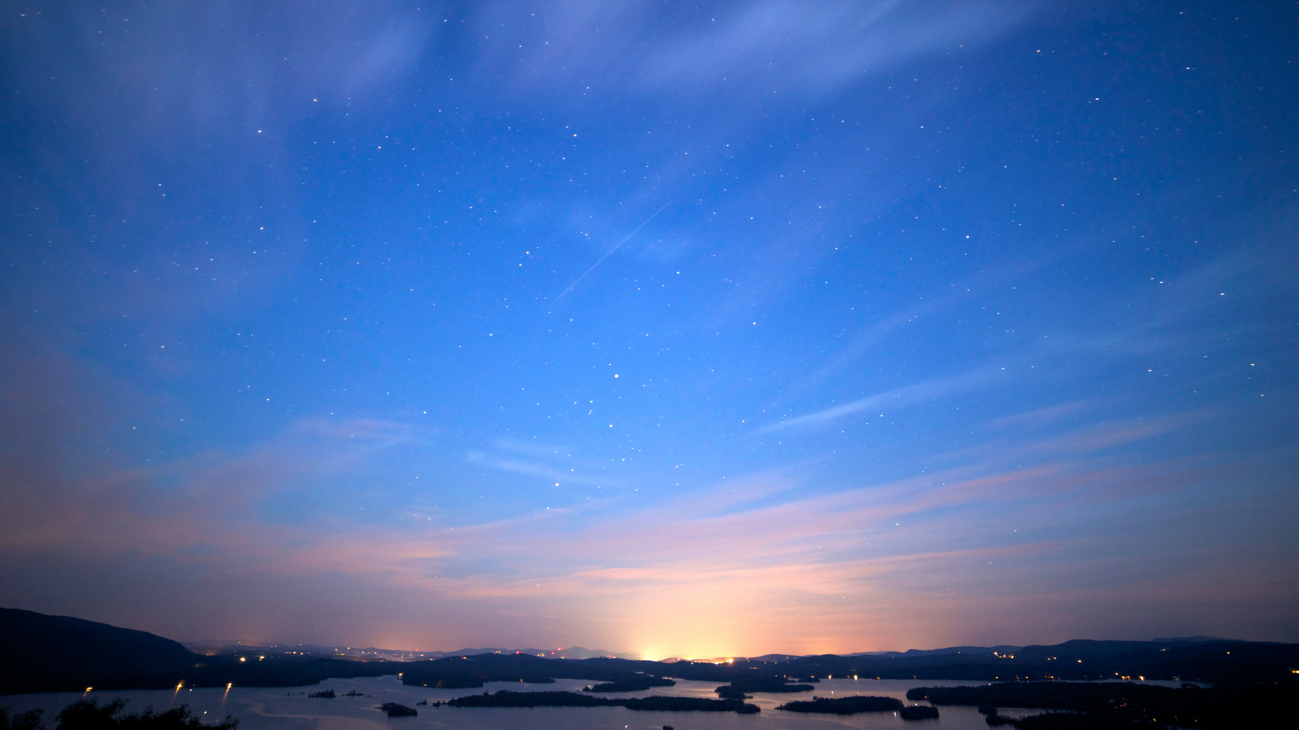 Silhouette de Montagne Sous Ciel Bleu Pendant le Coucher du Soleil. Wallpaper in 2560x1440 Resolution