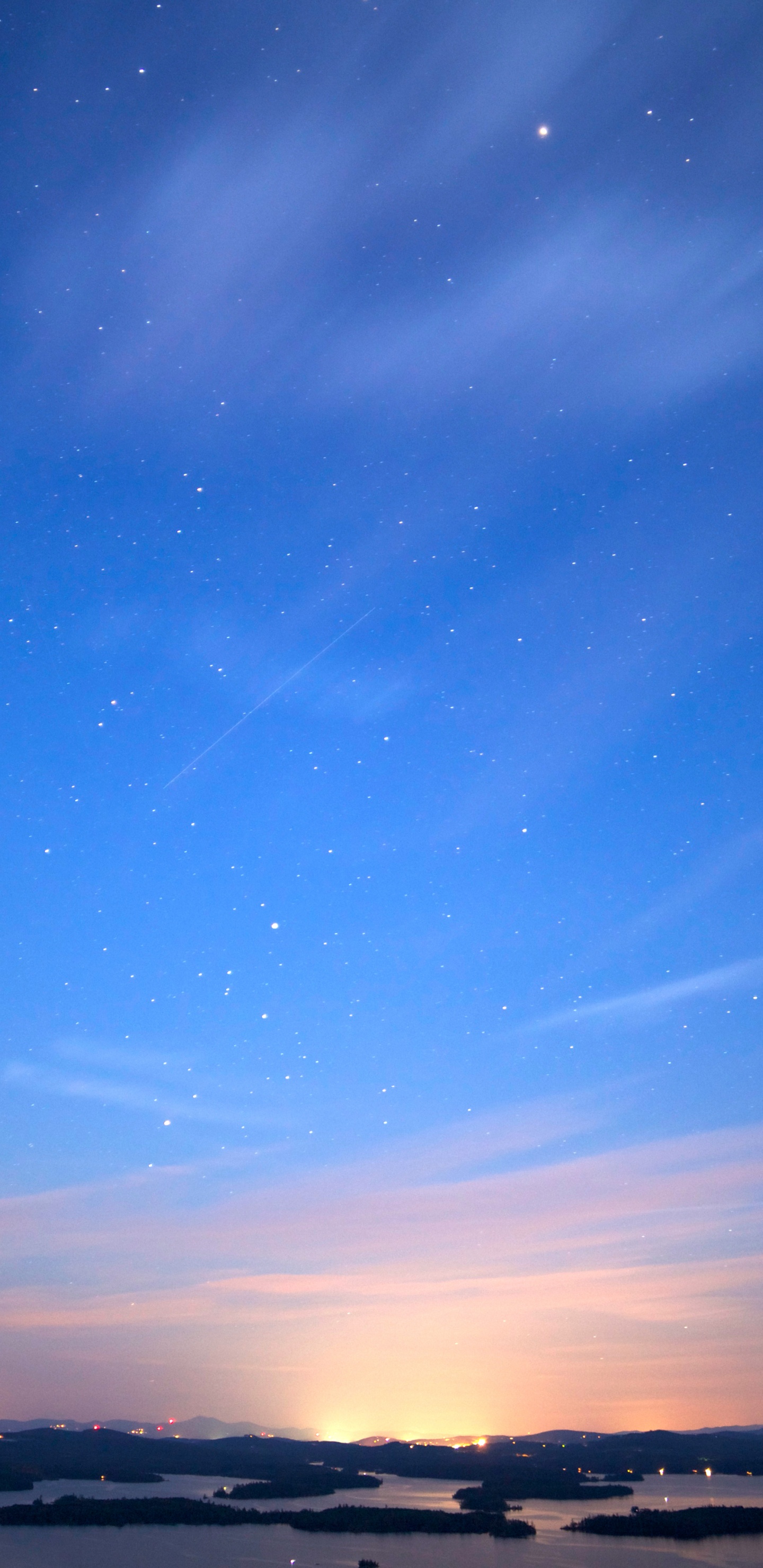 Silhouette Des Berges Unter Blauem Himmel Bei Sonnenuntergang. Wallpaper in 1440x2960 Resolution