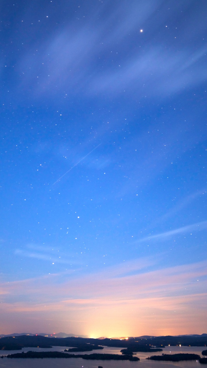 Silueta de Montaña Bajo un Cielo Azul Durante la Puesta de Sol. Wallpaper in 720x1280 Resolution