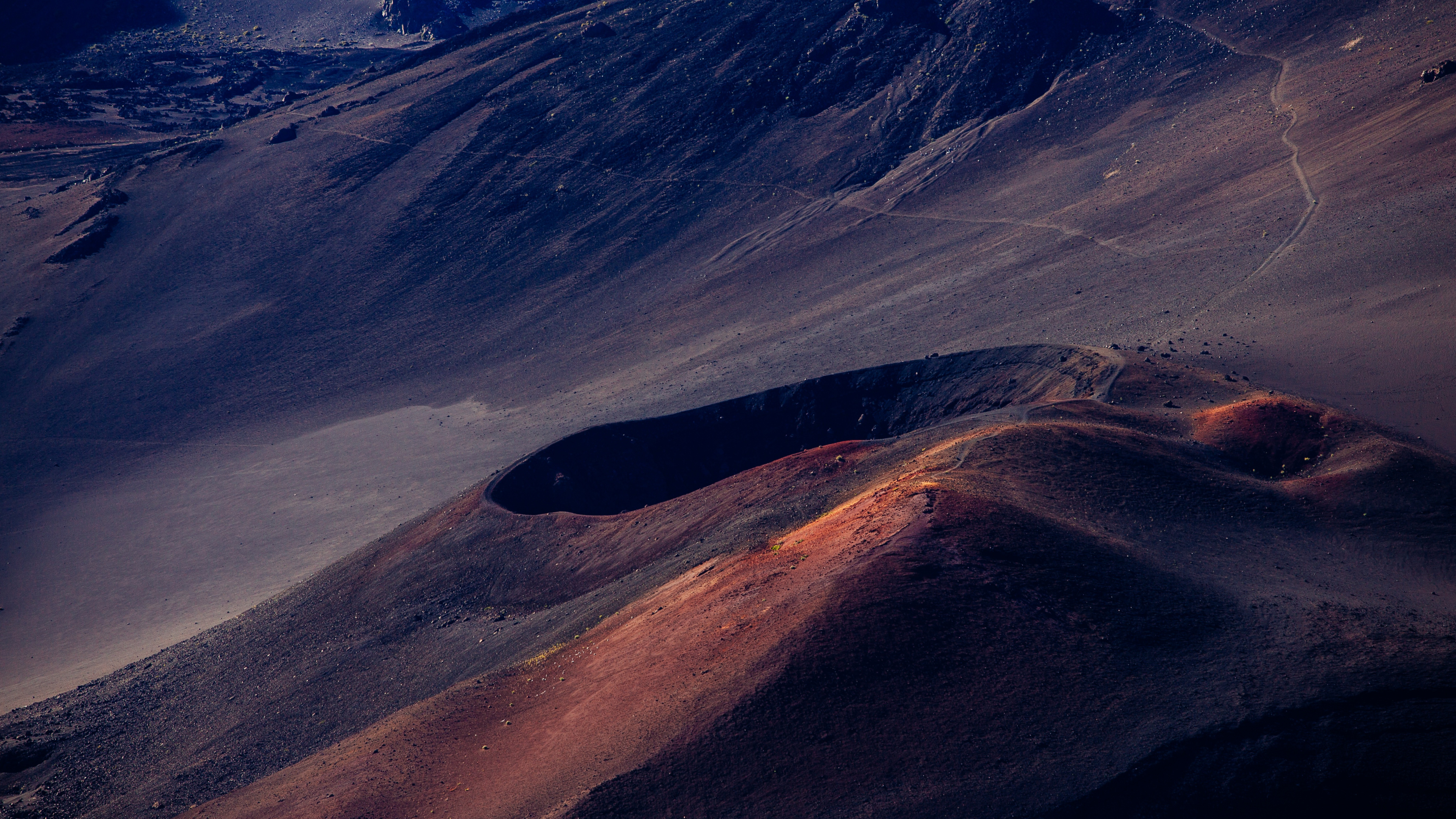 Montagnes Brunes et Grises Sous Ciel Blanc Pendant la Journée. Wallpaper in 3840x2160 Resolution