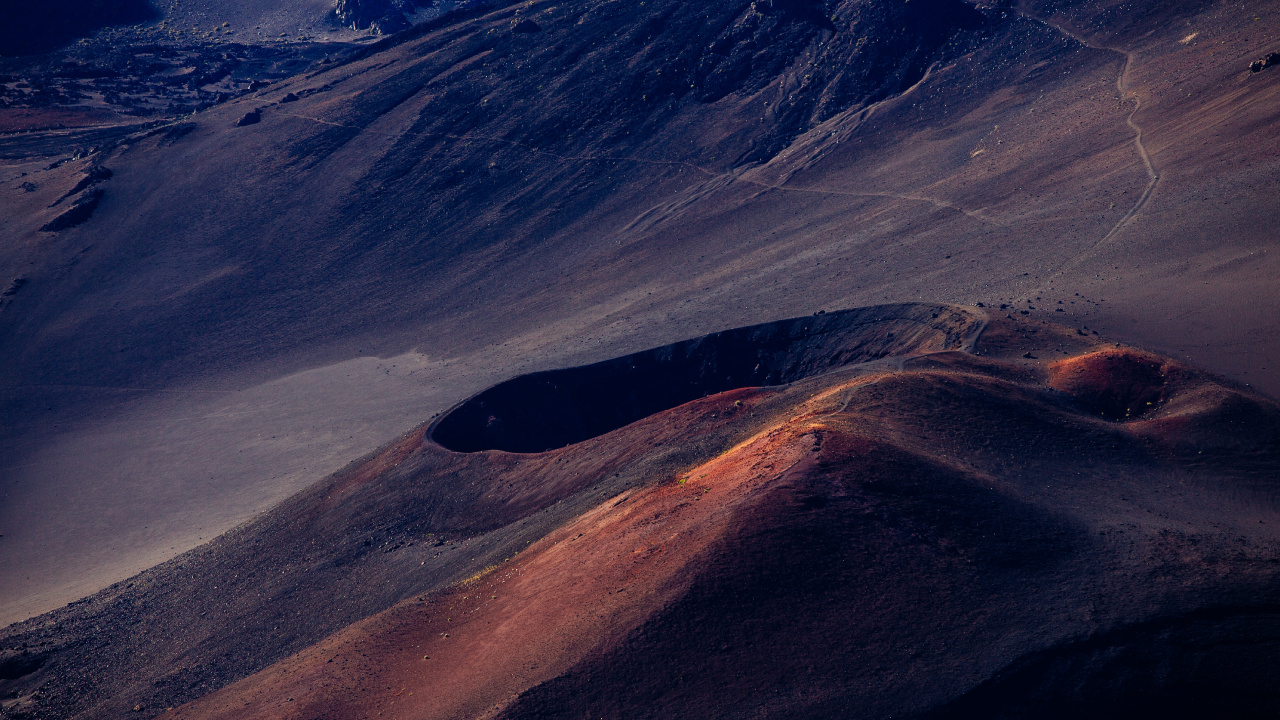 Brown and Gray Mountains Under White Sky During Daytime. Wallpaper in 1280x720 Resolution