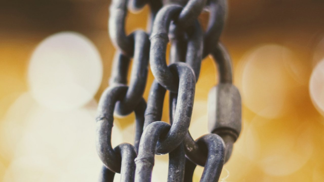 Grey Metal Chain in Close up Photography. Wallpaper in 1280x720 Resolution