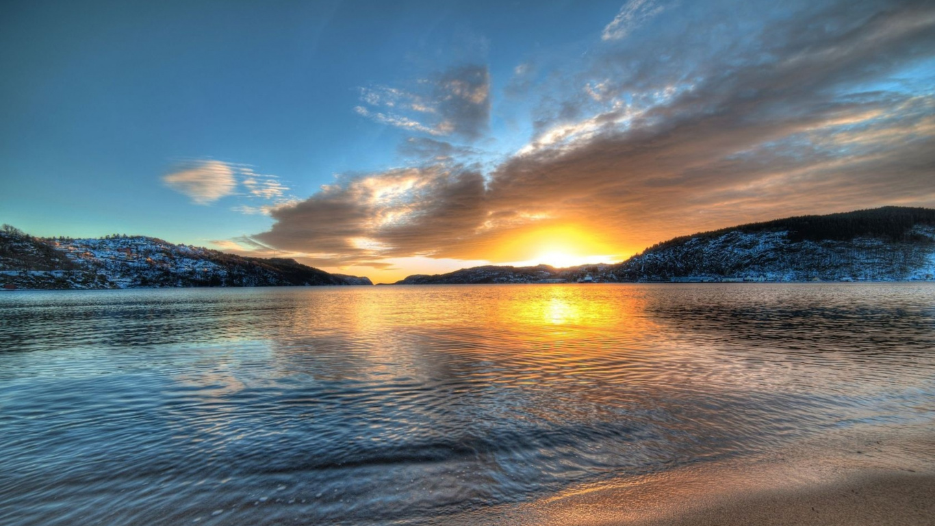 Plan D'eau Près de la Montagne au Coucher du Soleil. Wallpaper in 1366x768 Resolution