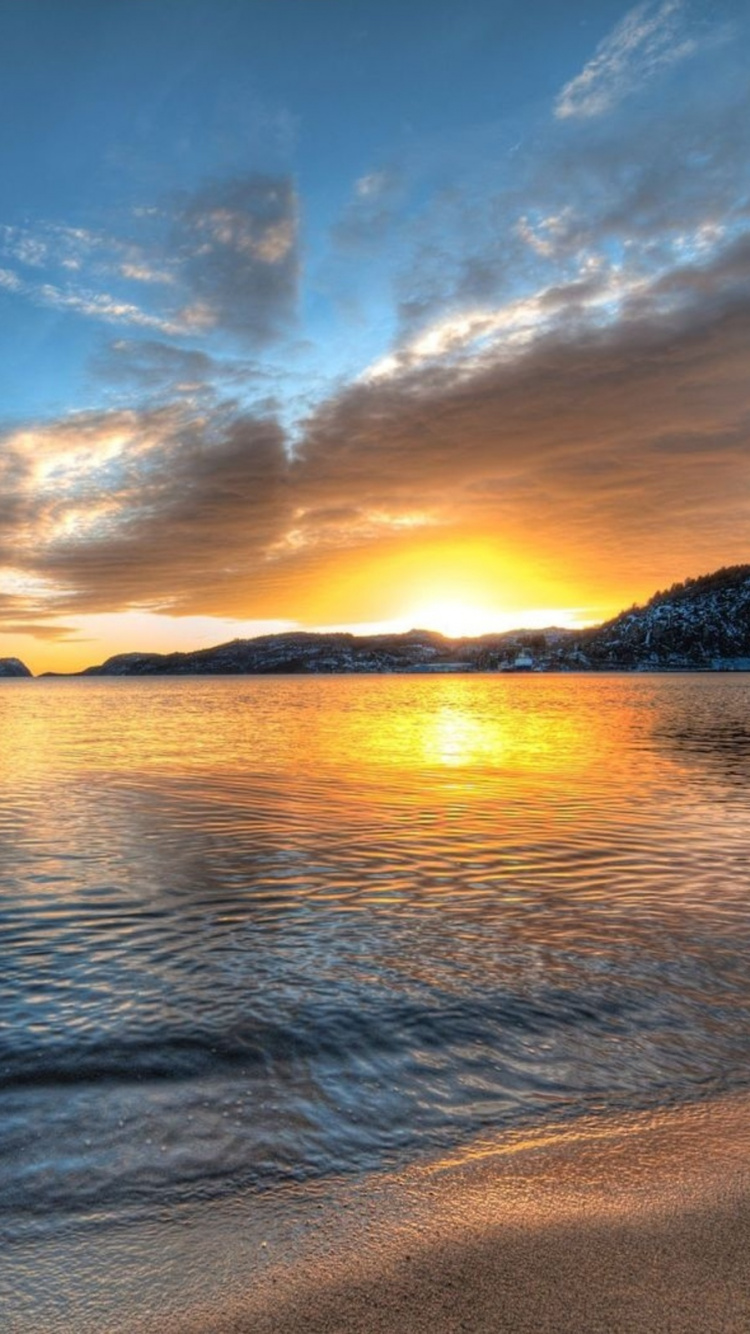 Plan D'eau Près de la Montagne au Coucher du Soleil. Wallpaper in 750x1334 Resolution