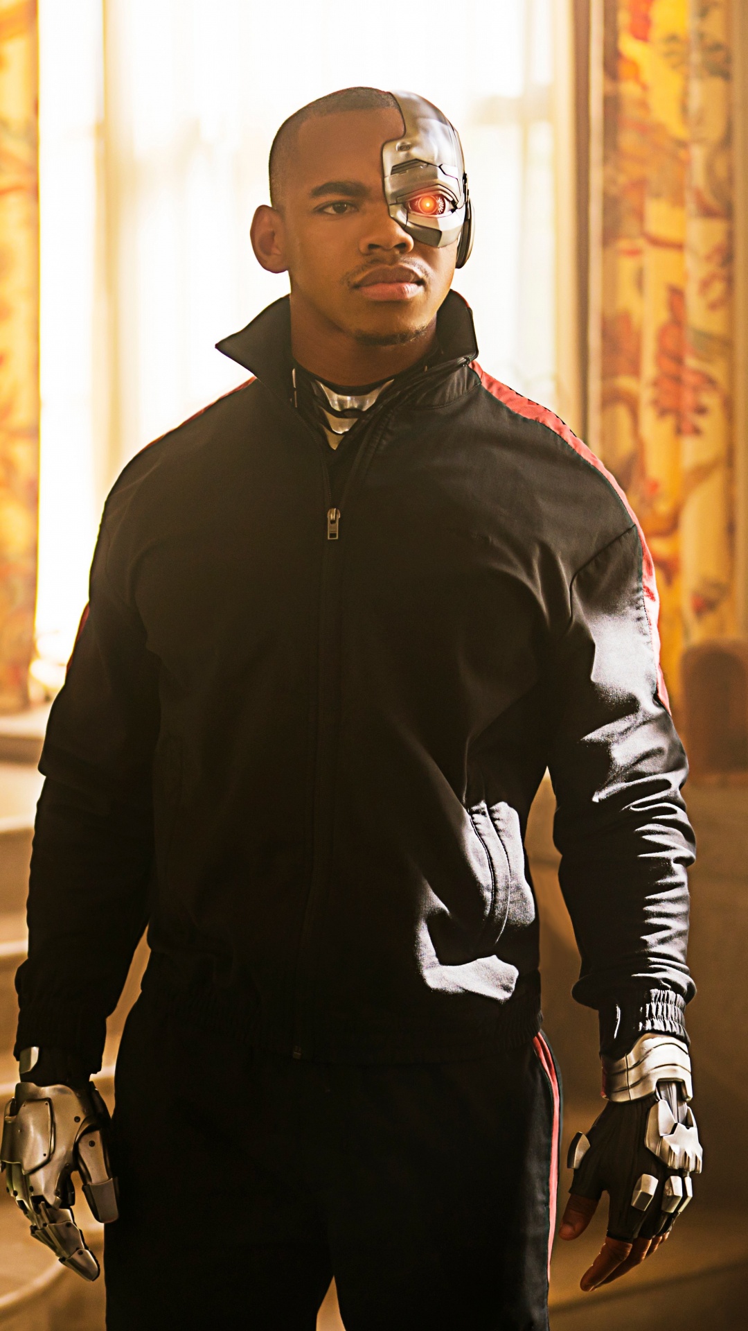 Hombre en Blanco y Negro Chaqueta Con Cremallera Adidas de Pie Cerca de la Planta Verde Durante el Día. Wallpaper in 1080x1920 Resolution