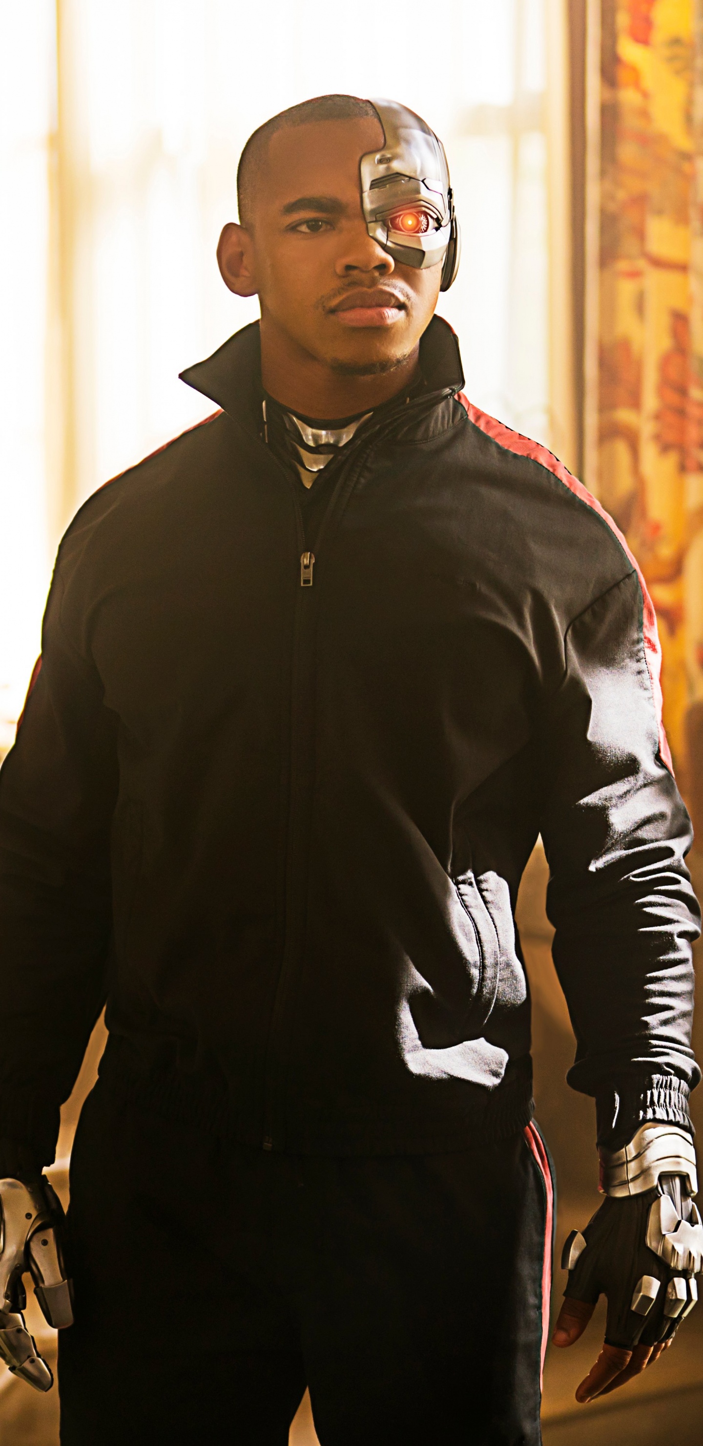 Mann in Schwarz-weißer Adidas-Reißverschlussjacke, Die Tagsüber in Der Nähe Der Grünen Pflanze Steht. Wallpaper in 1440x2960 Resolution