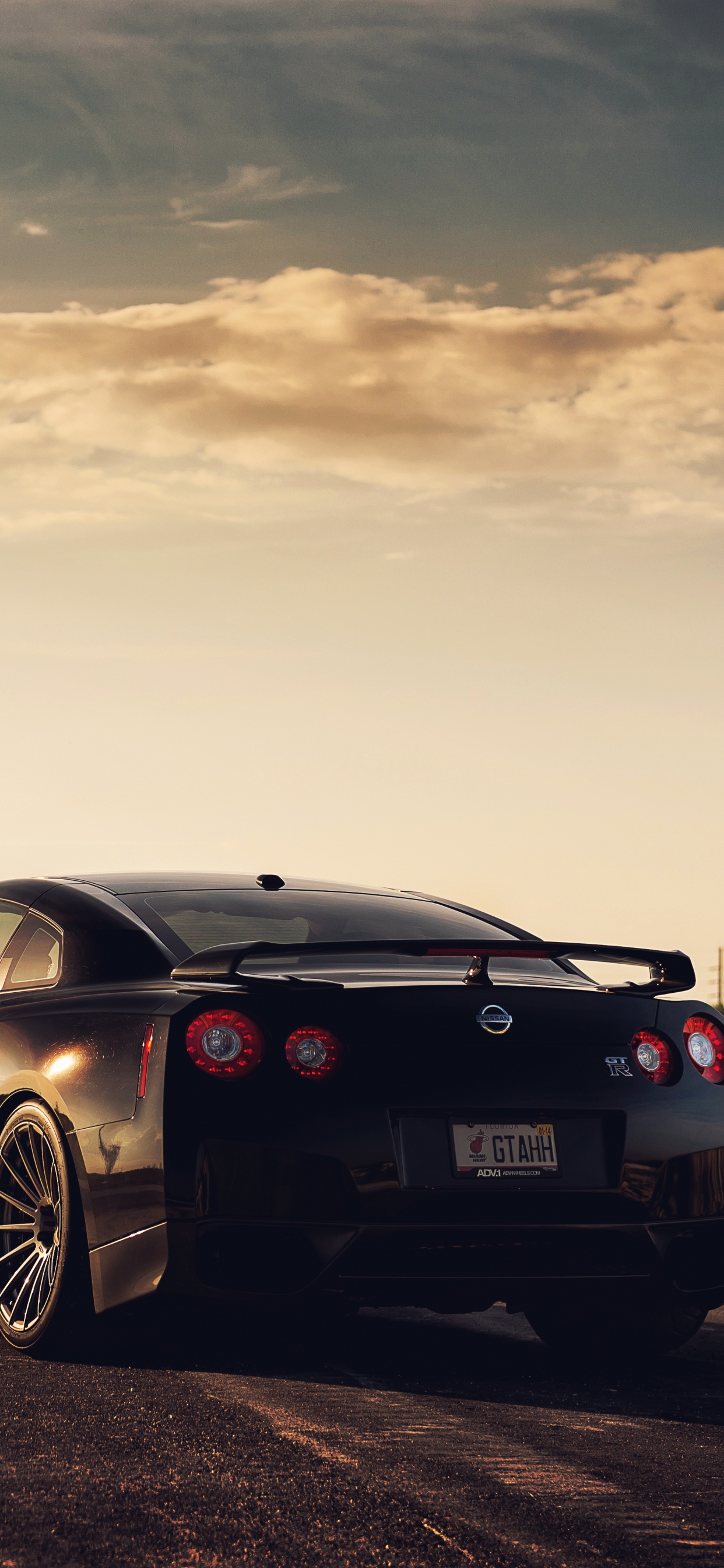 Schwarzer Bmw m 3 Tagsüber Unterwegs. Wallpaper in 1242x2688 Resolution