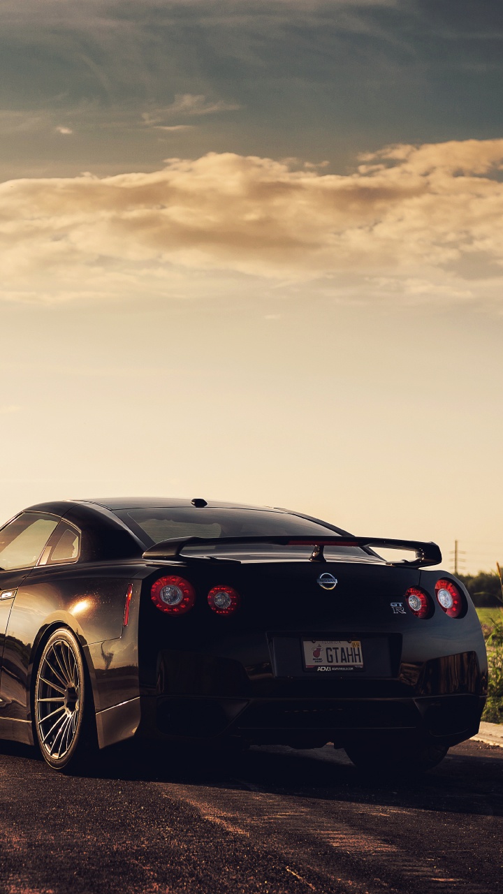 Schwarzer Bmw m 3 Tagsüber Unterwegs. Wallpaper in 720x1280 Resolution