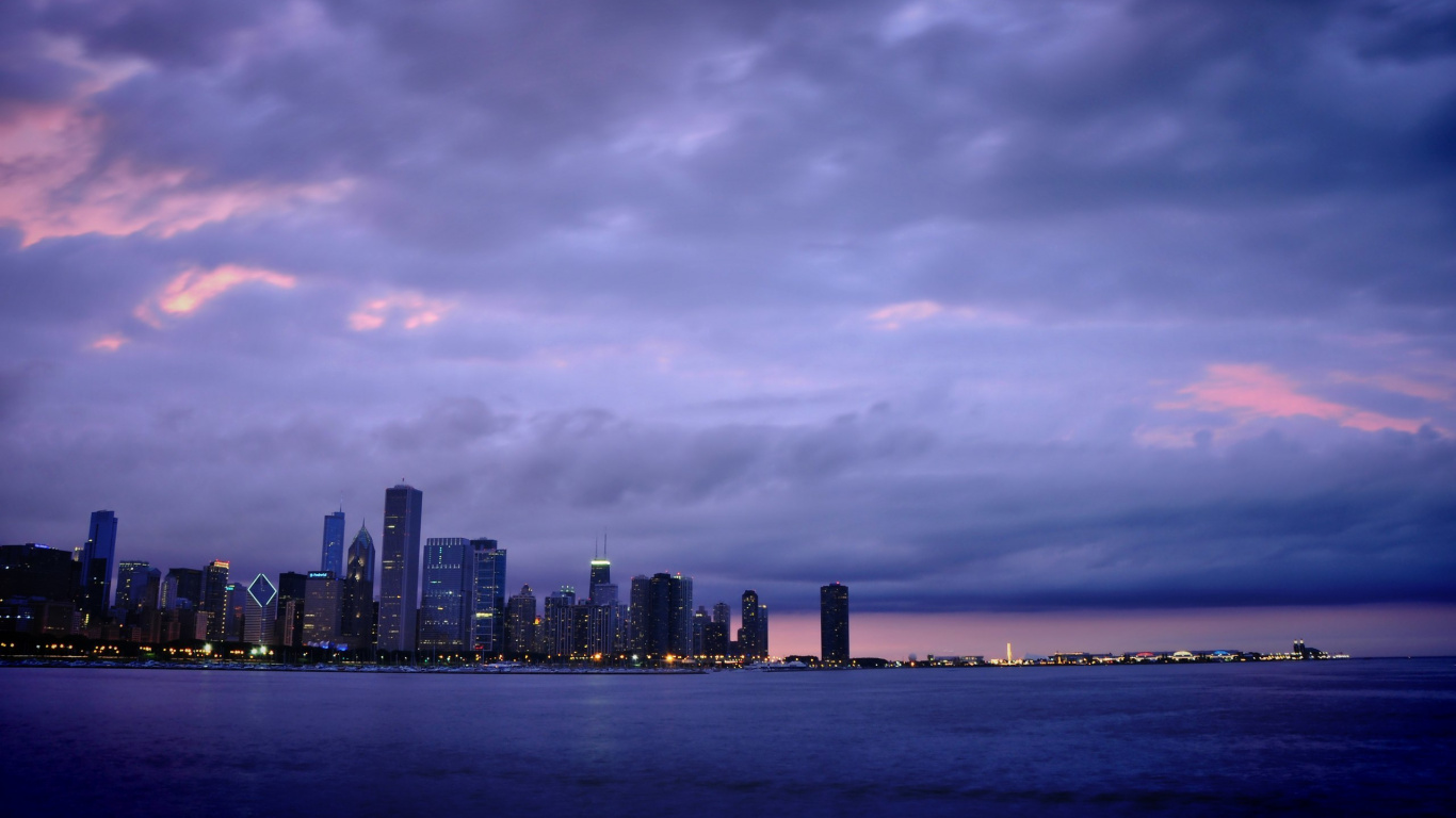 Skyline Der Stadt Über Gewässer Während Des Tages. Wallpaper in 1366x768 Resolution
