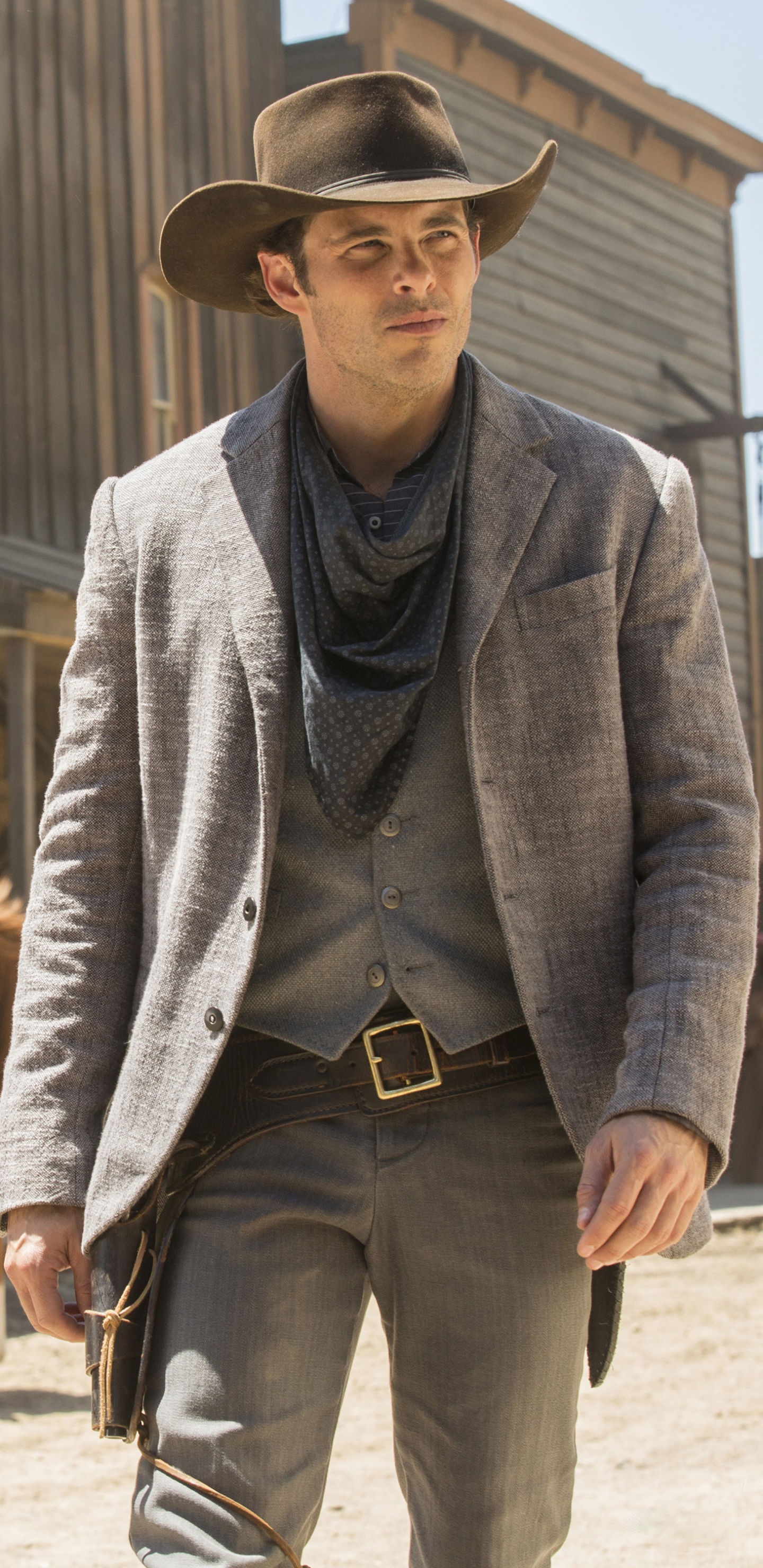 Mann in Grauem Blazer Und Schwarzem Cowboyhut Mit Braunem Pferd. Wallpaper in 1440x2960 Resolution