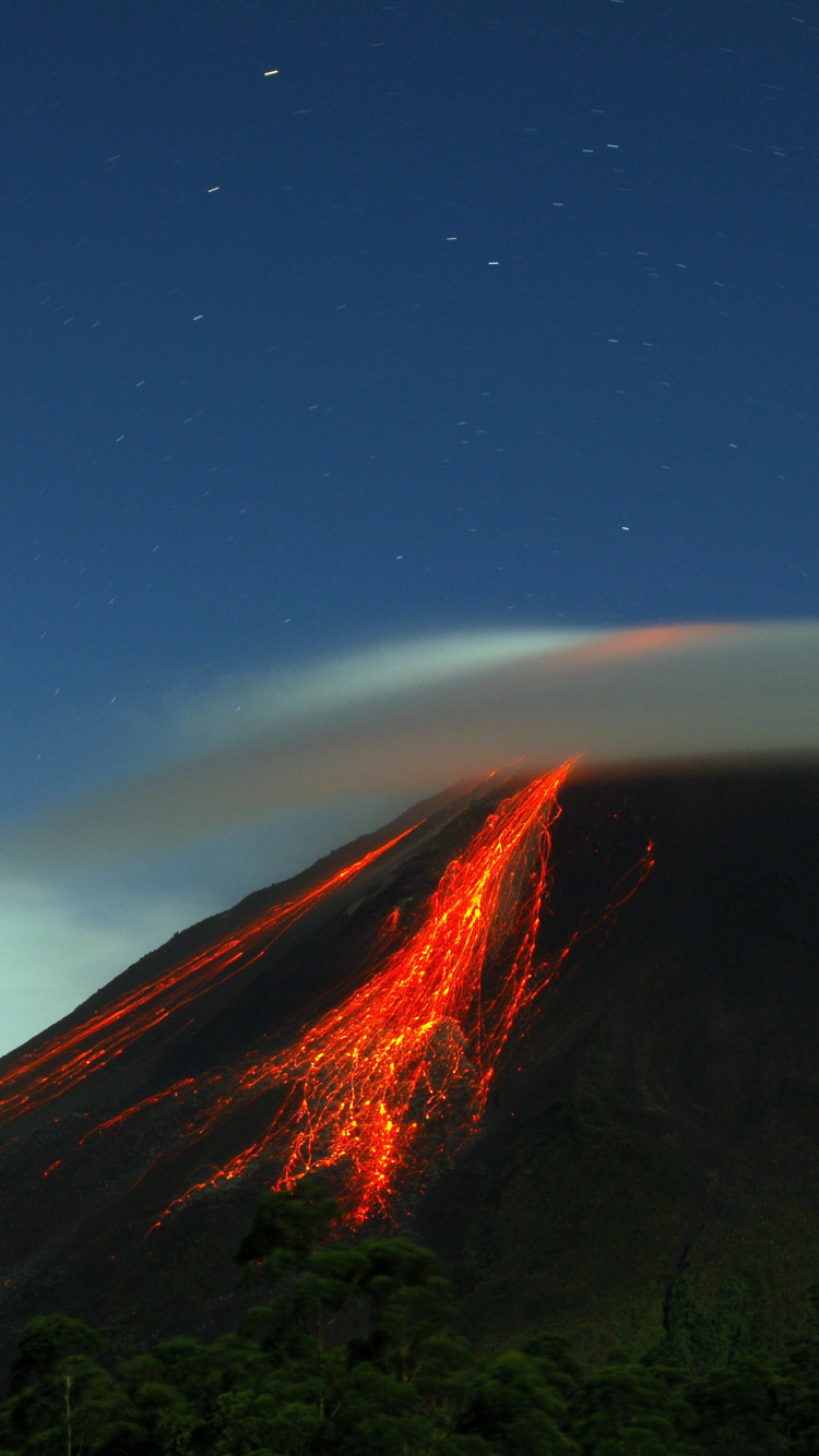 Brauner Und Grüner Berg Unter Blauem Himmel Während Der Nacht. Wallpaper in 750x1334 Resolution