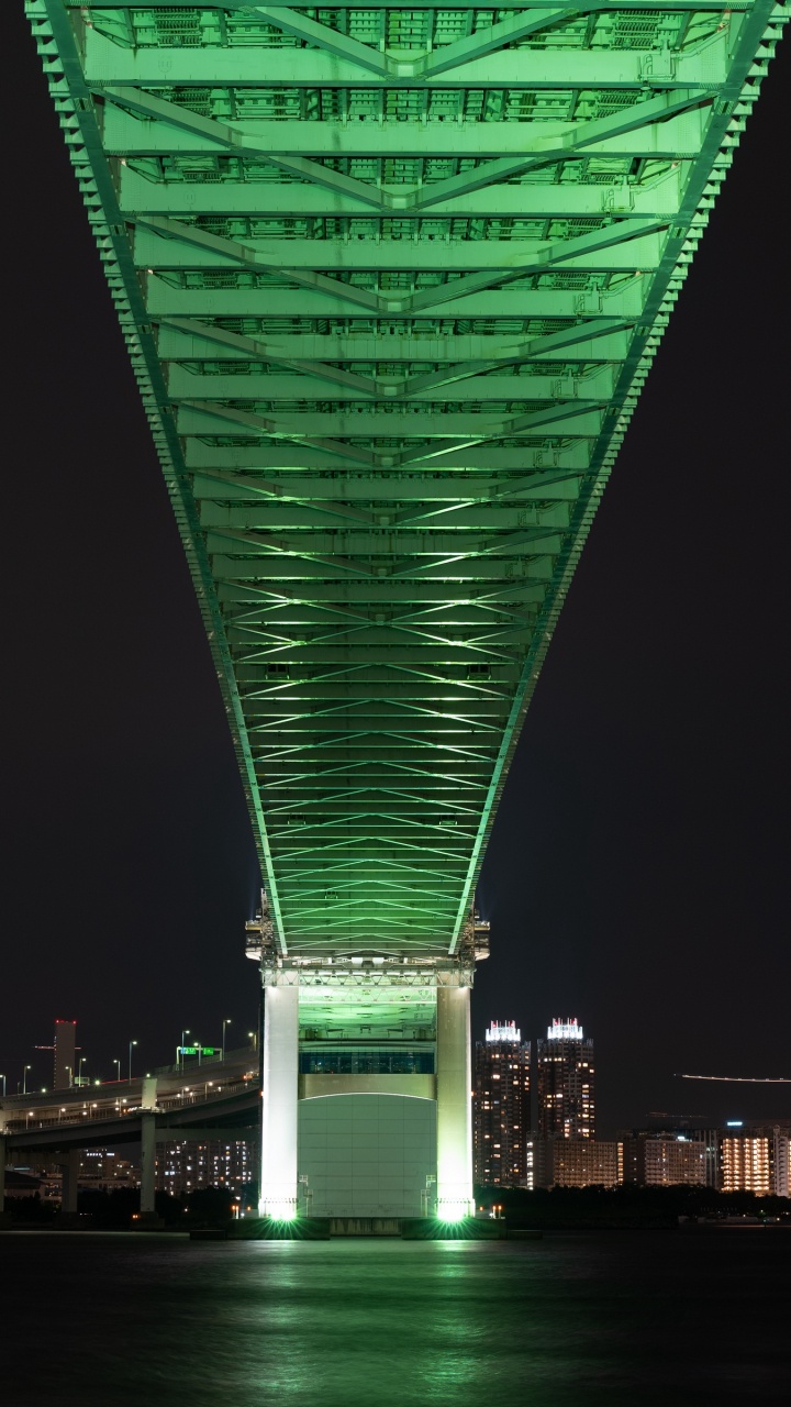 Puente Verde Sobre el Cuerpo de Agua Durante la Noche. Wallpaper in 720x1280 Resolution