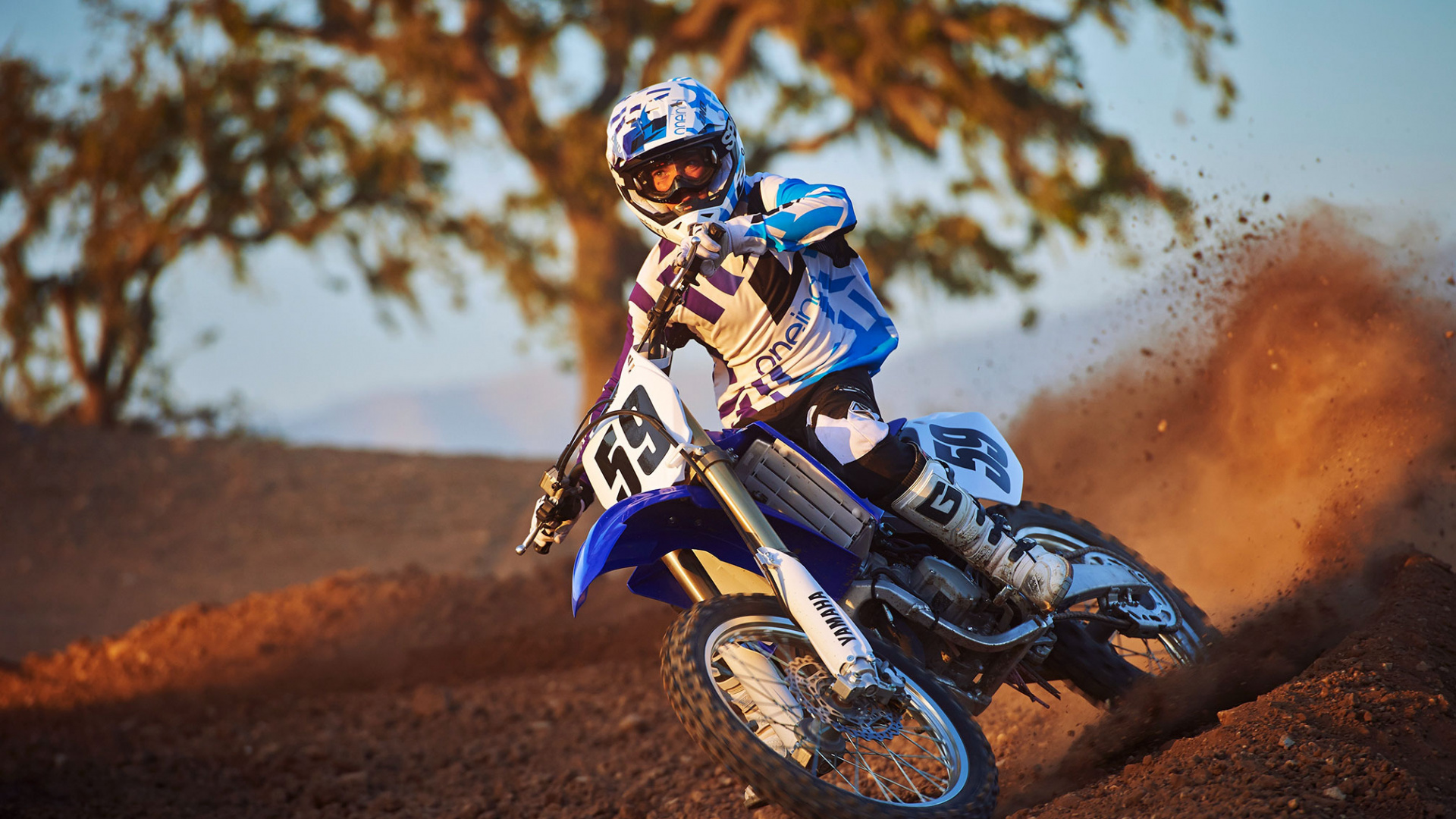 Mann im Blau-weißen Motorradanzug, Der Motocross-Dirt-Bike Fährt. Wallpaper in 1920x1080 Resolution